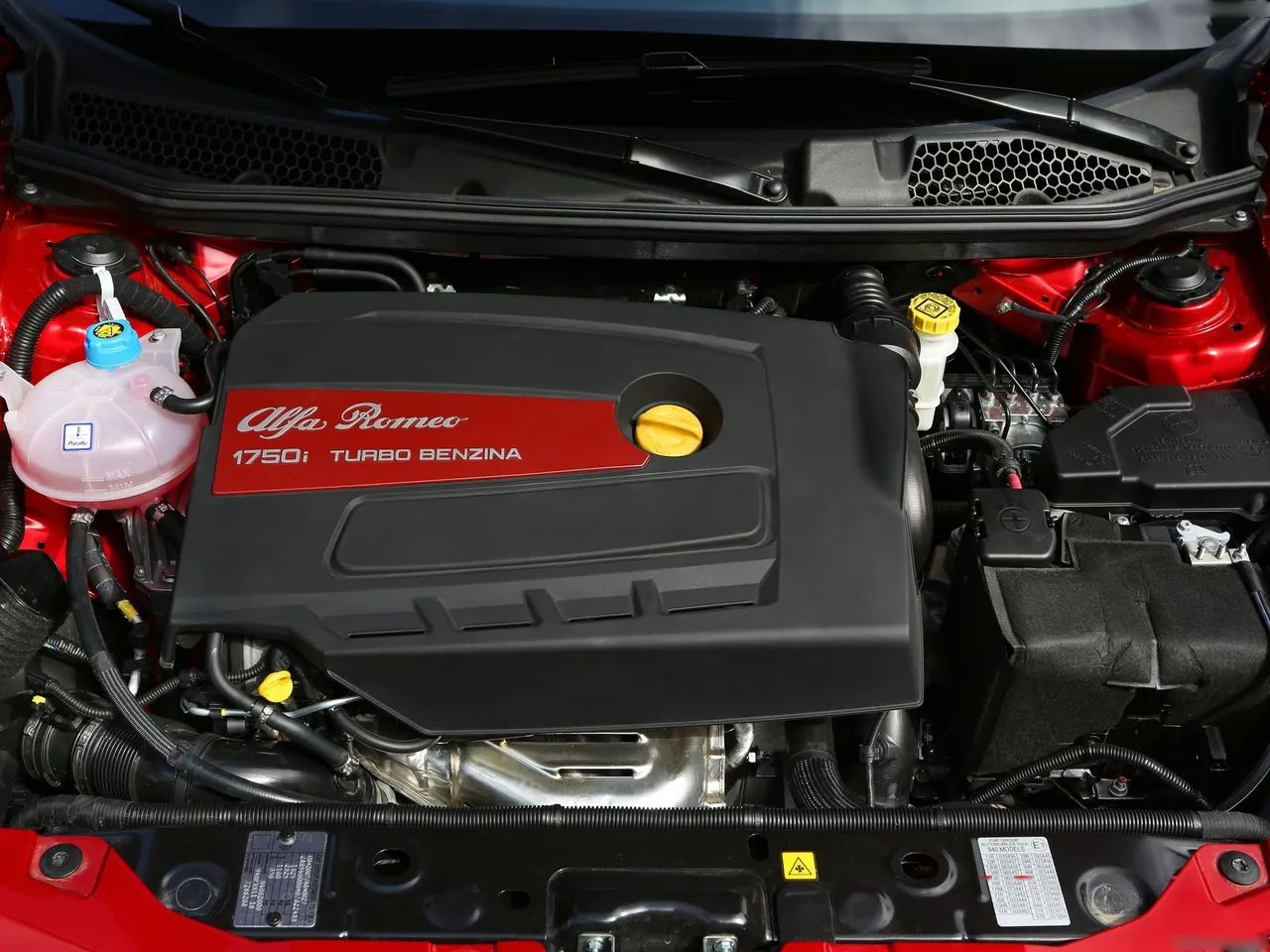 Alfa Romeo Giulietta Quadrifoglio Verde (2014) – motorový prostor