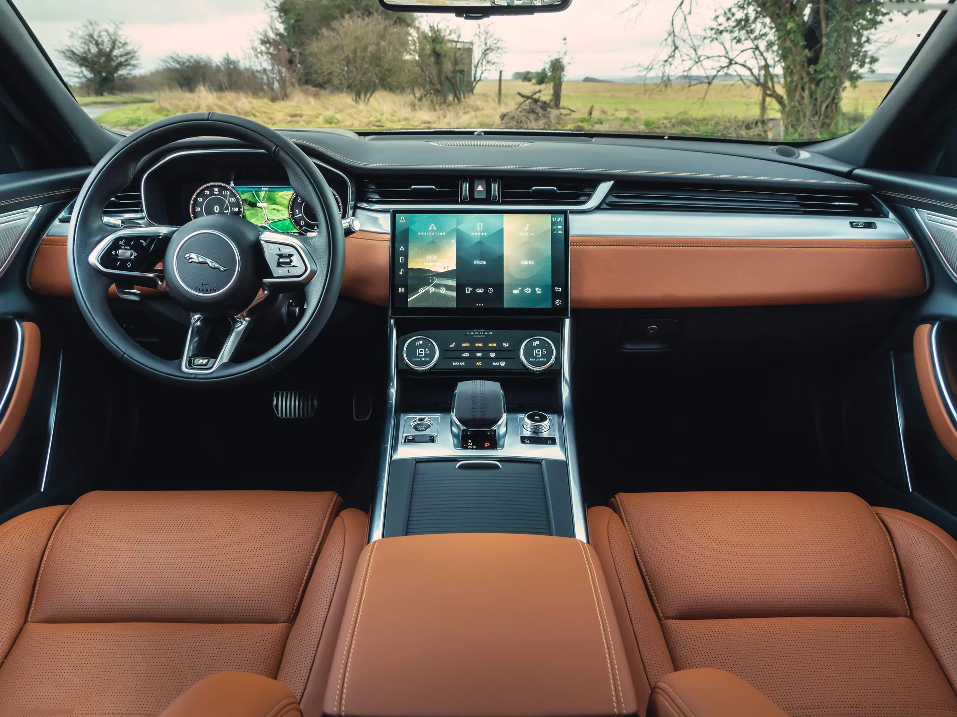 Jaguar XF (2021) – interiér