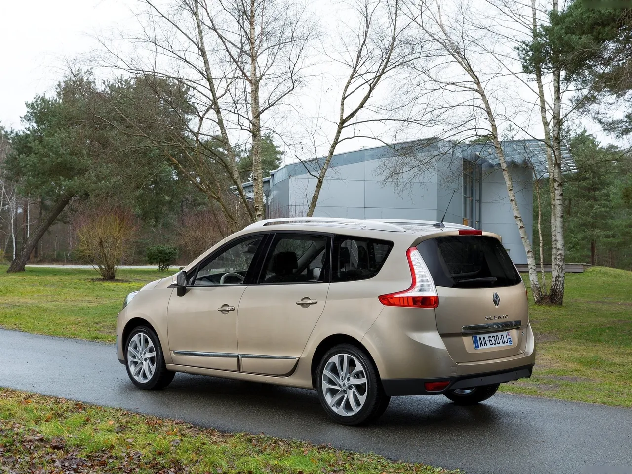 Renault Grand Scenic (2013) – zadní tříčtvrteční pohled
