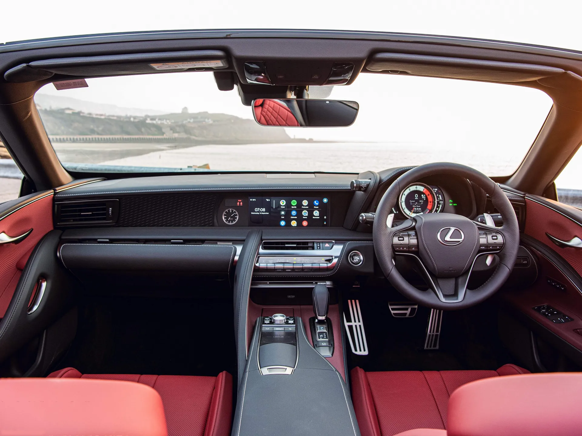 Lexus LC Convertible [UK] (2021) – interiér