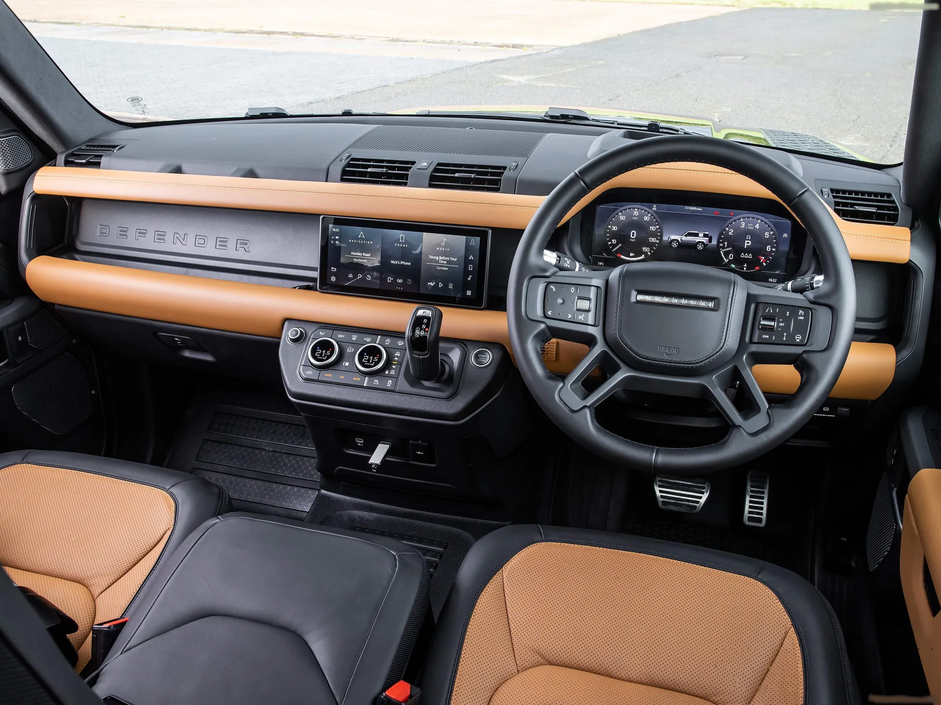 Land Rover Defender 90 (2021) – interiér