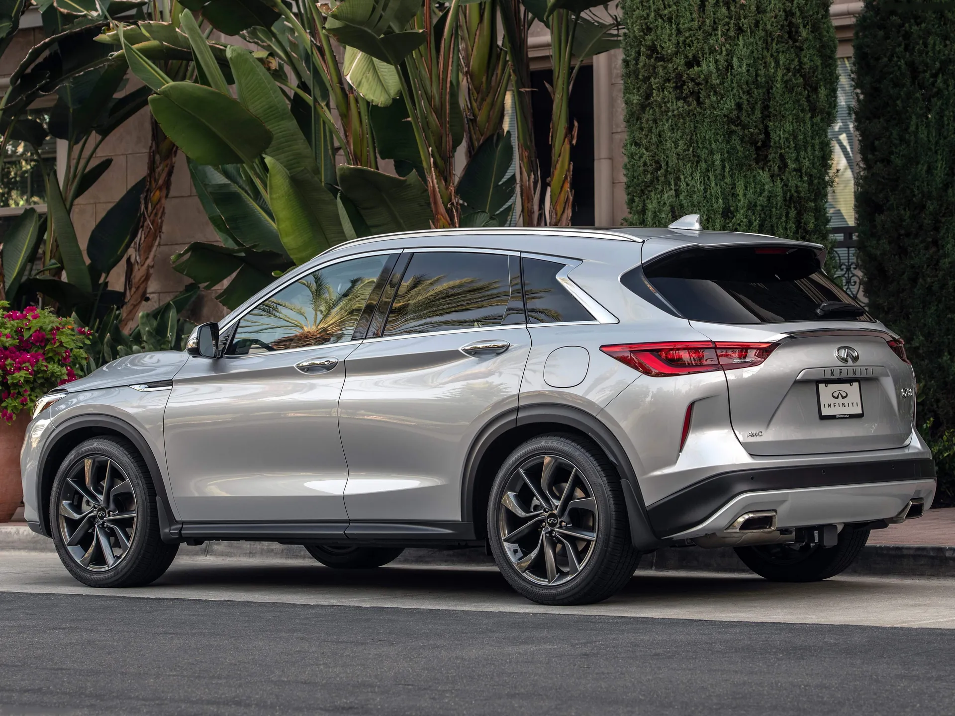 Infiniti QX50 (2021) – zadní tříčtvrteční pohled