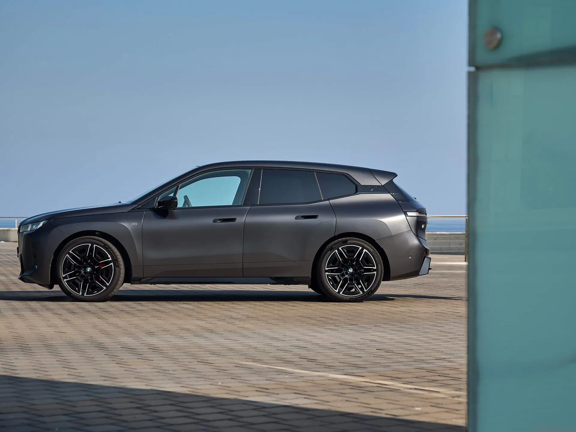 BMW iX M70 (2026) – boční profil