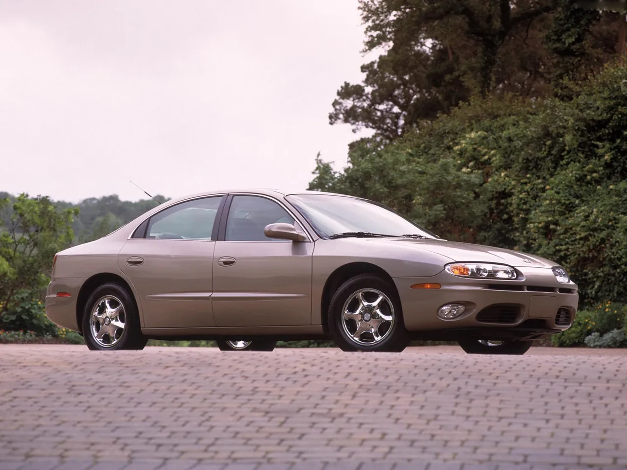 Oldsmobile Aurora (2002)