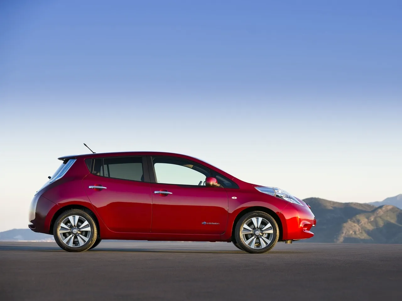Nissan Leaf (2014) - Side Profile