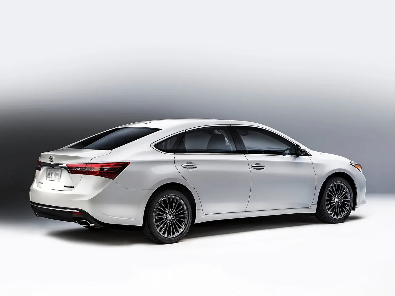 Toyota Avalon (2016) - Rear Three-Quarter
