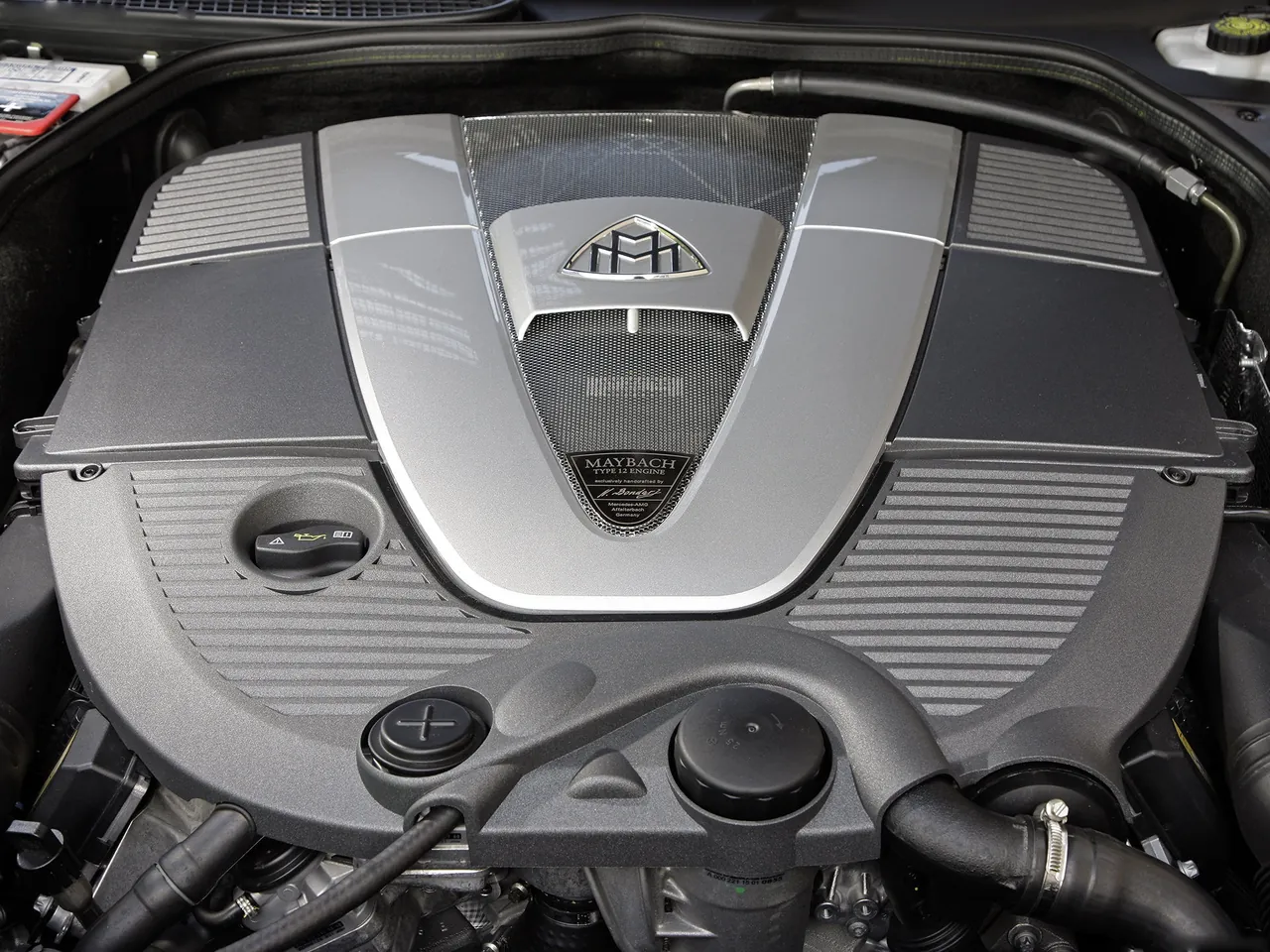 Maybach Zeppelin (2010) – motorový prostor