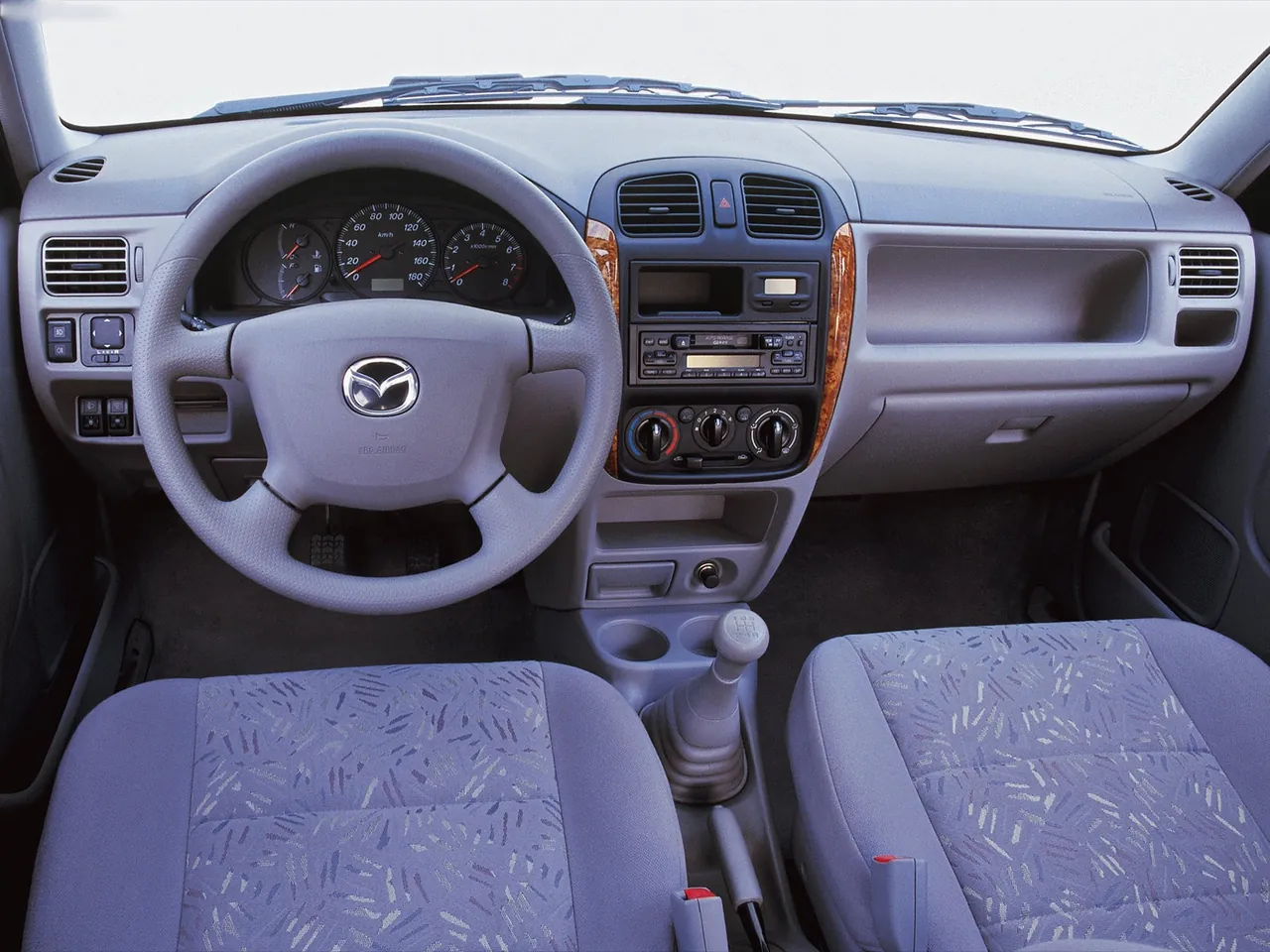 Mazda Demio (2000) – interiér