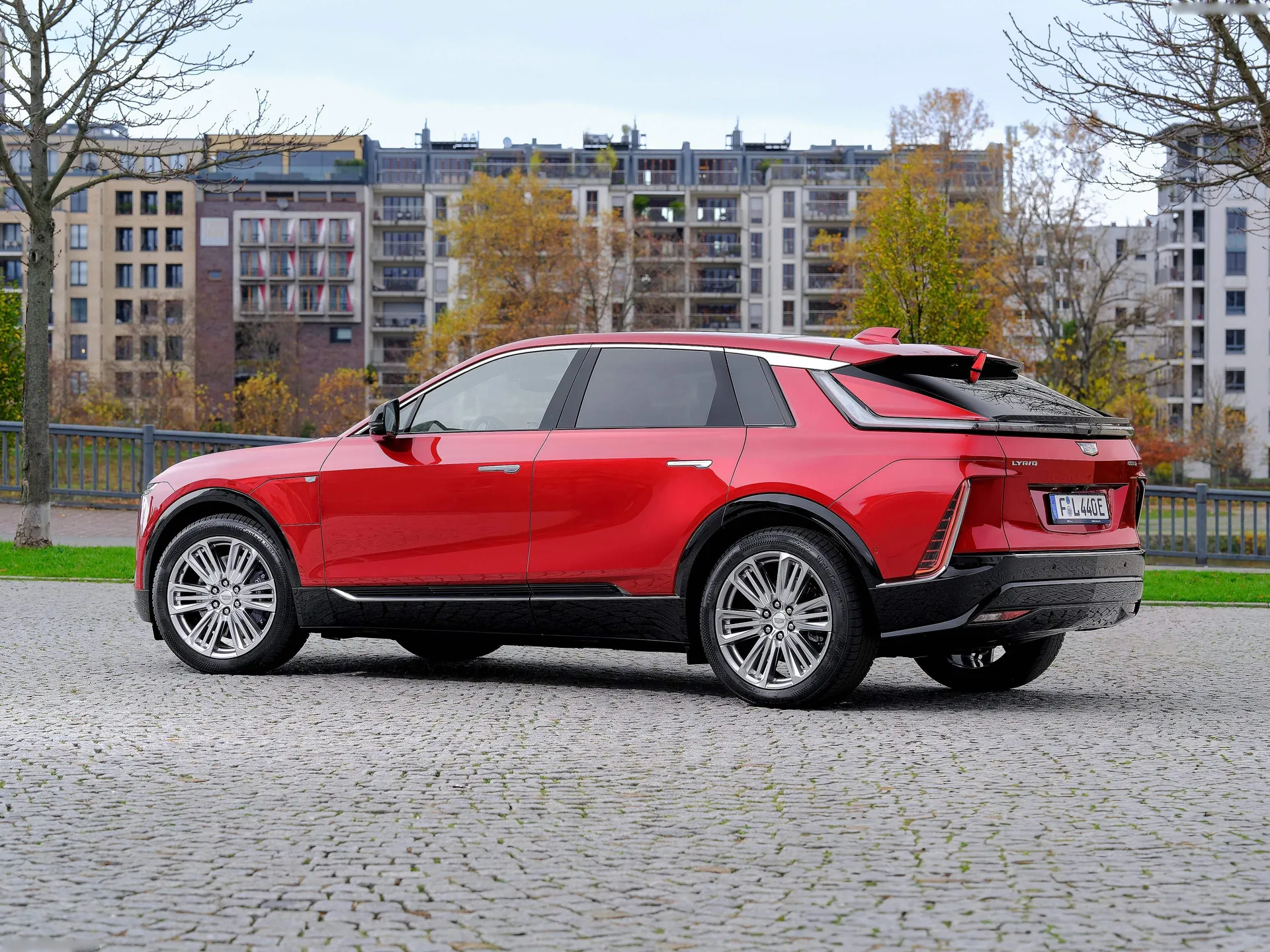 Cadillac Lyriq [EU] (2024) – zadní tříčtvrteční pohled