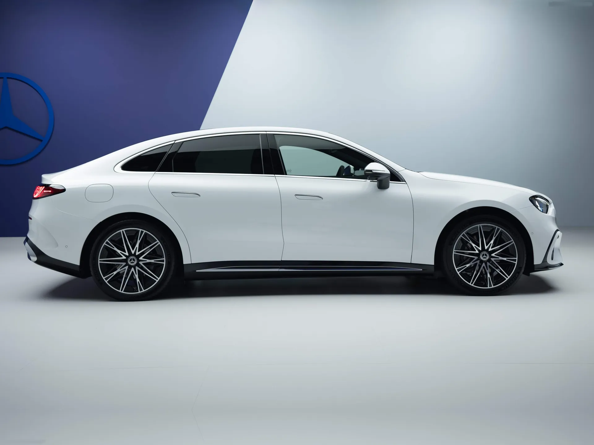 Mercedes-Benz C-Class EV (2027) – boční profil