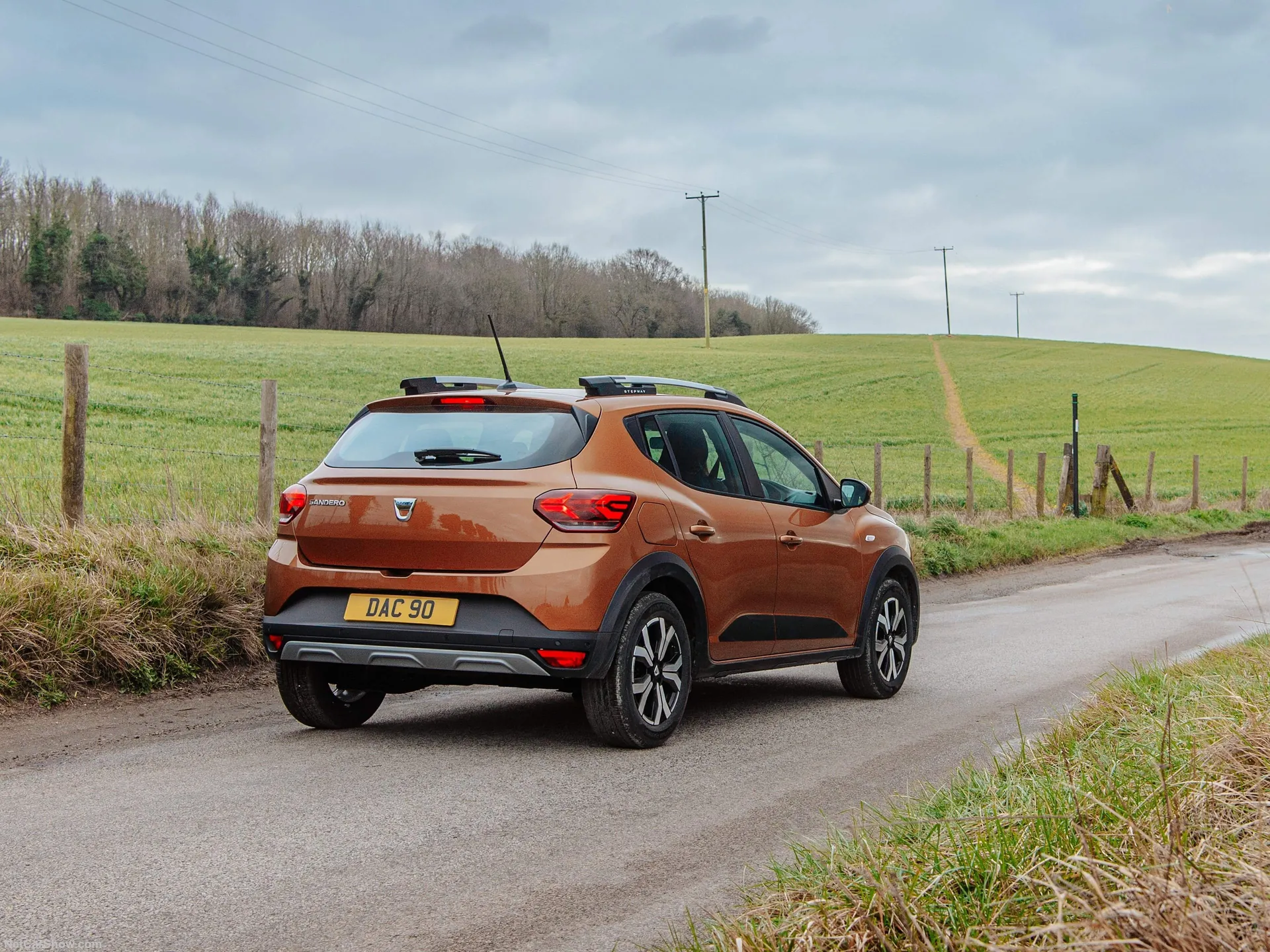Dacia Sandero Stepway [UK] (2021) – zadní tříčtvrteční pohled