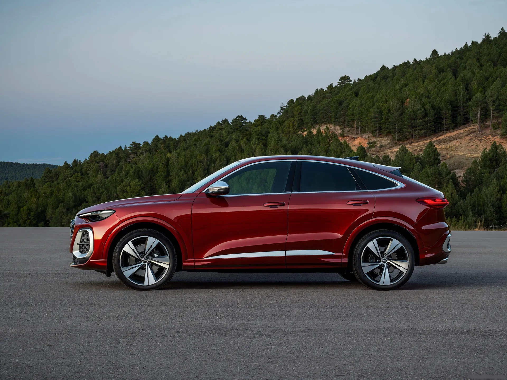 Audi SQ5 Sportback (2025) – boční profil