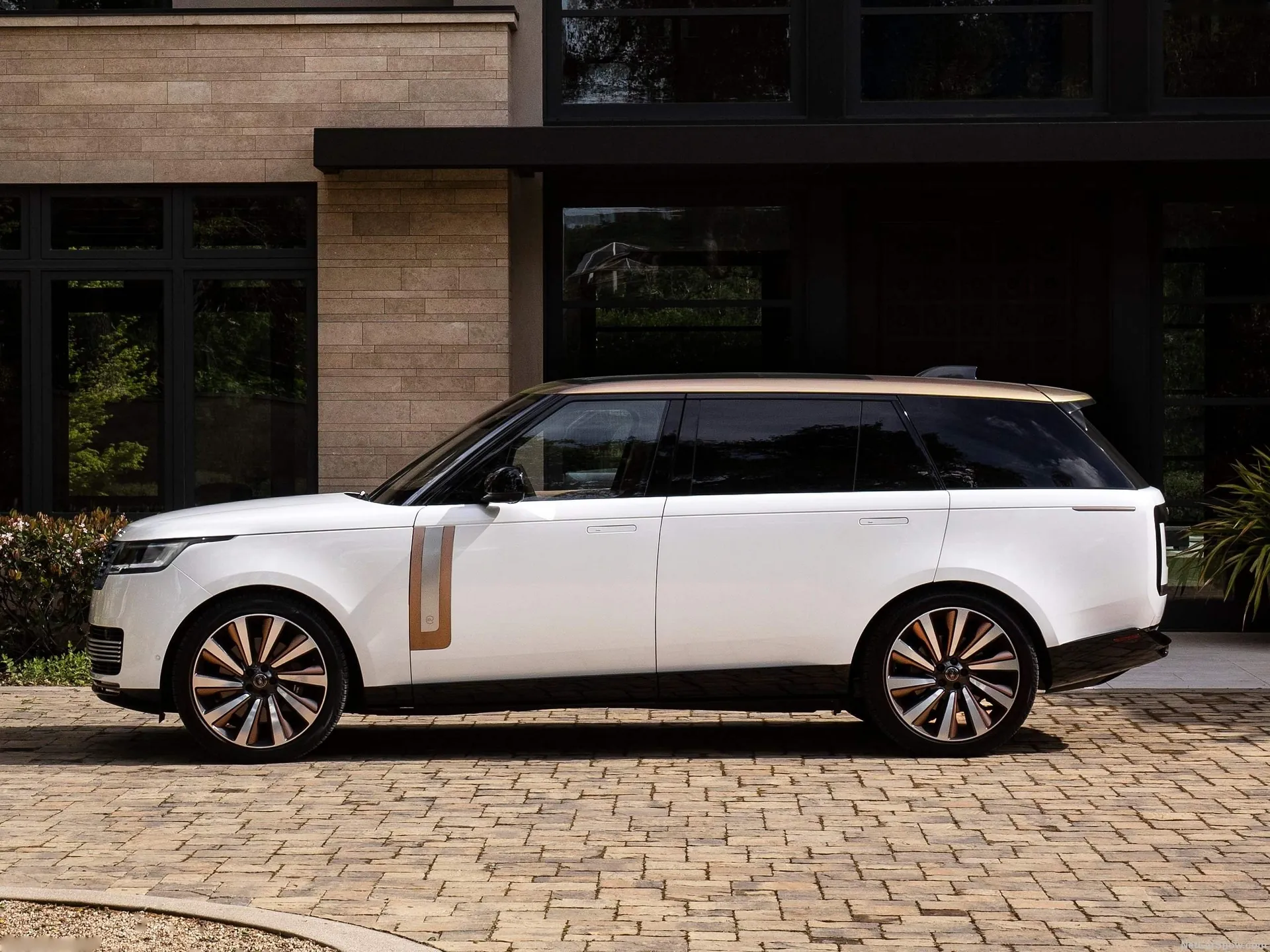 Land Rover Range Rover SV Serenity (2022) – boční profil
