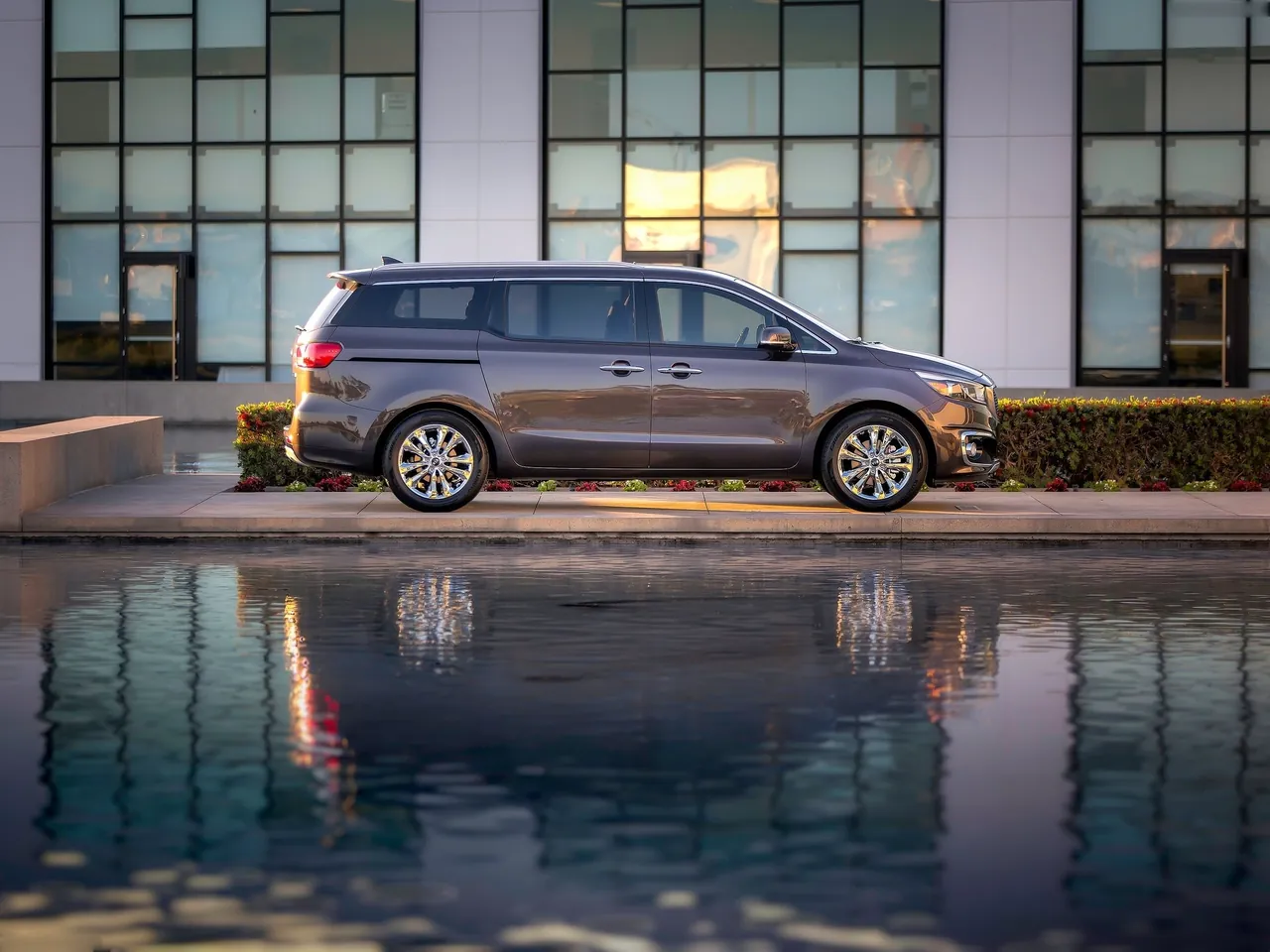 Kia Sedona (2015) – boční profil