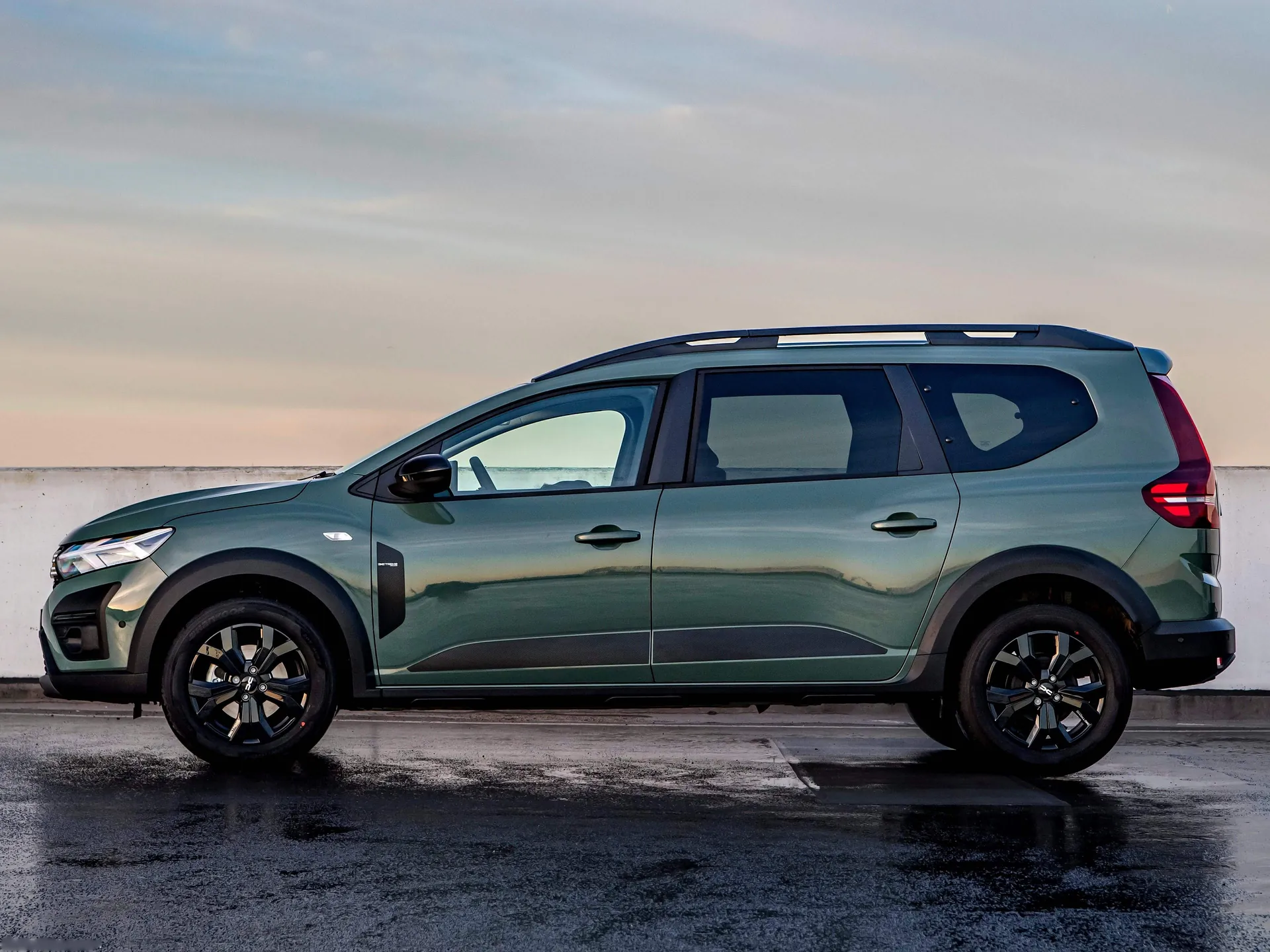 Dacia Jogger [UK] (2023) – boční profil