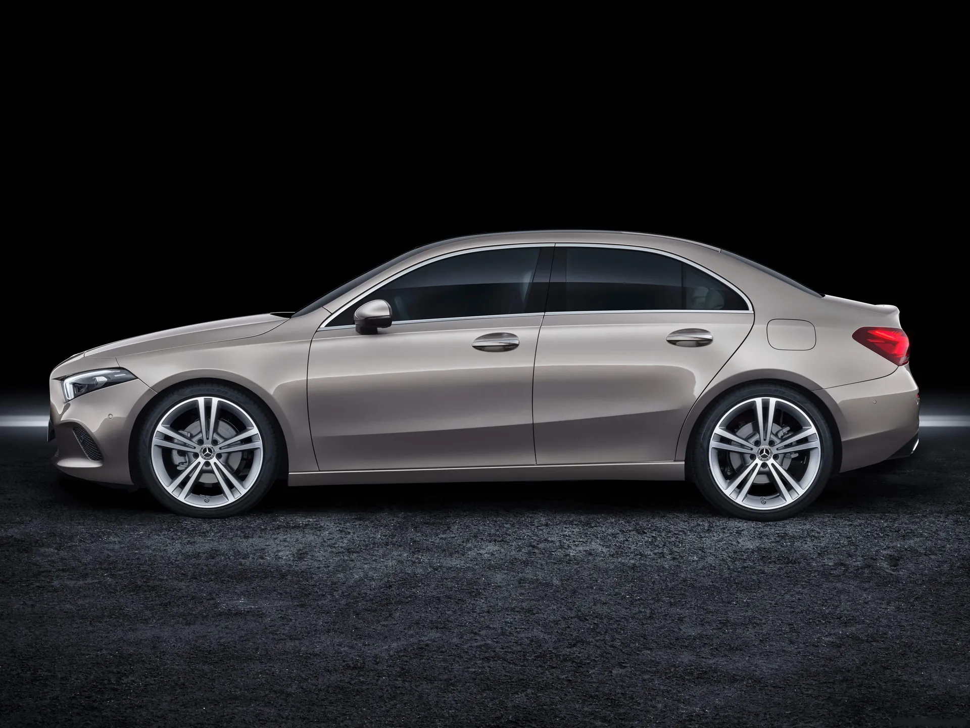 Mercedes-Benz A-Class Sedan (2019) – boční profil