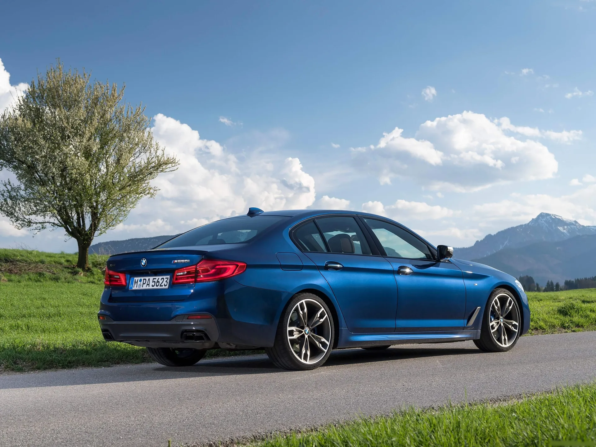 BMW M550i xDrive (2018) – zadní tříčtvrteční pohled
