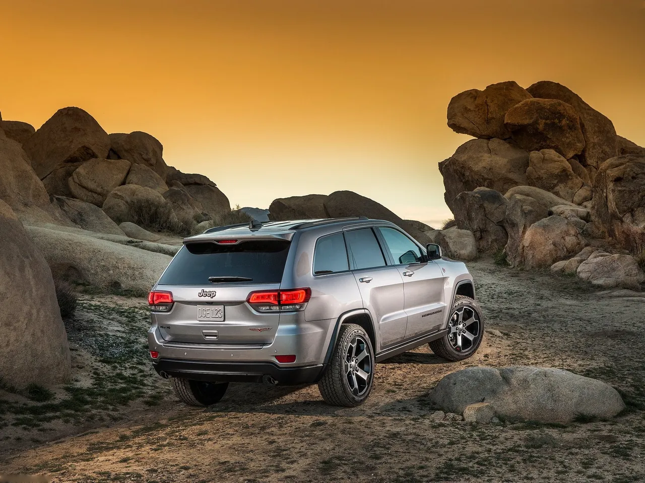 Jeep Grand Cherokee Trailhawk (2017) – zadní tříčtvrteční pohled