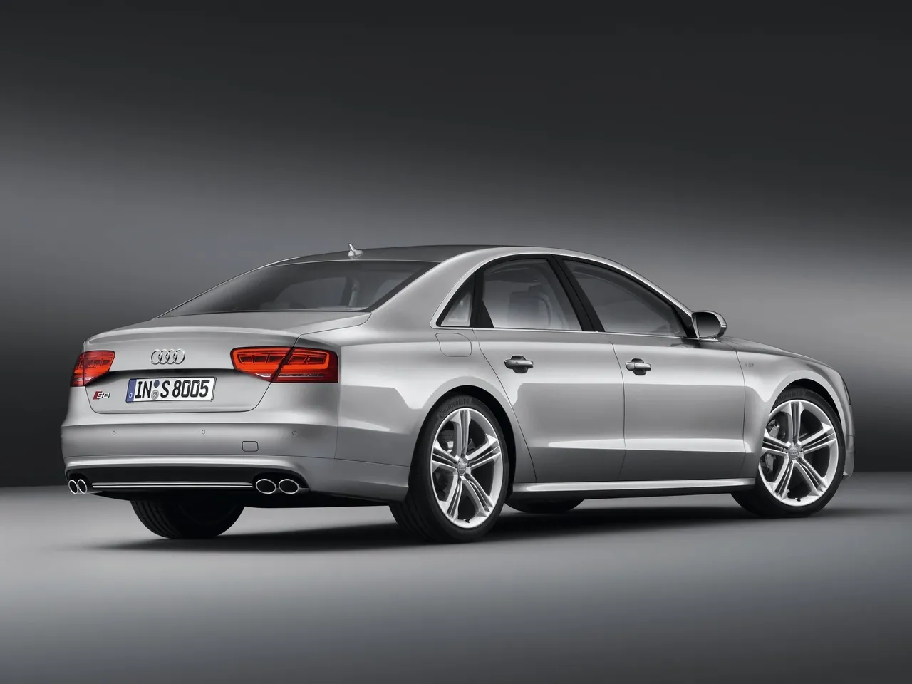 Audi S8 (2013) – zadní tříčtvrteční pohled