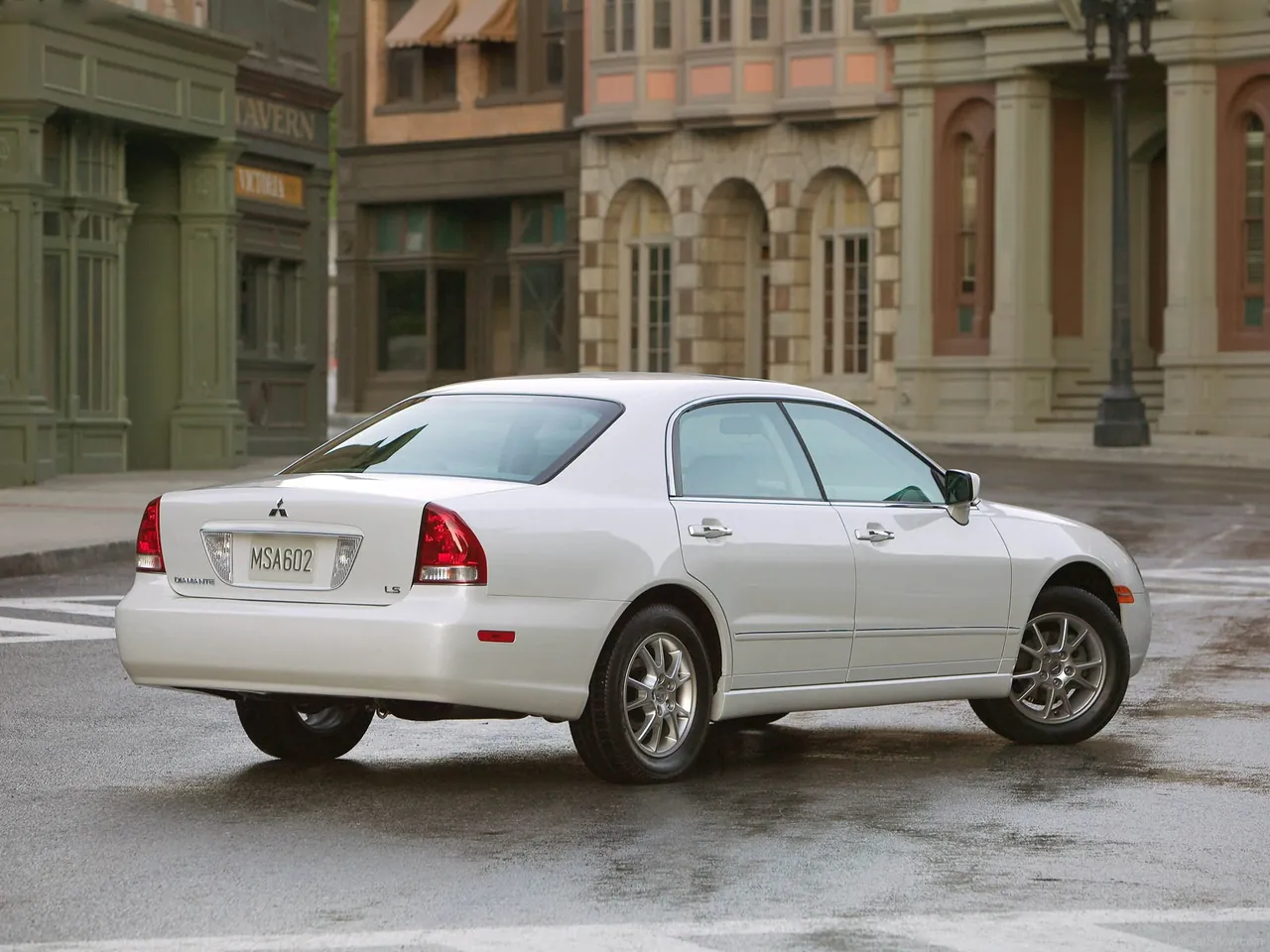 Mitsubishi Diamante (2004) – zadní tříčtvrteční pohled