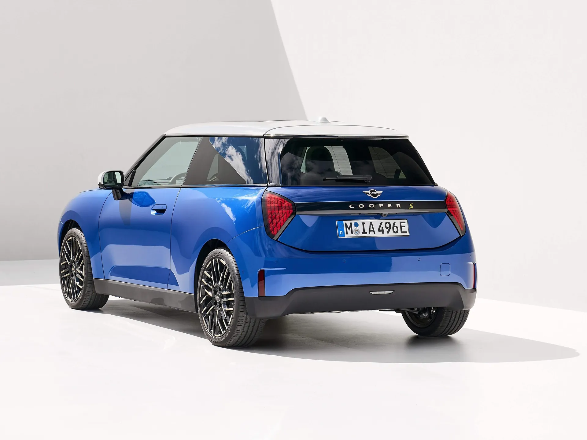 Mini Cooper SE (2024) – zadní tříčtvrteční pohled