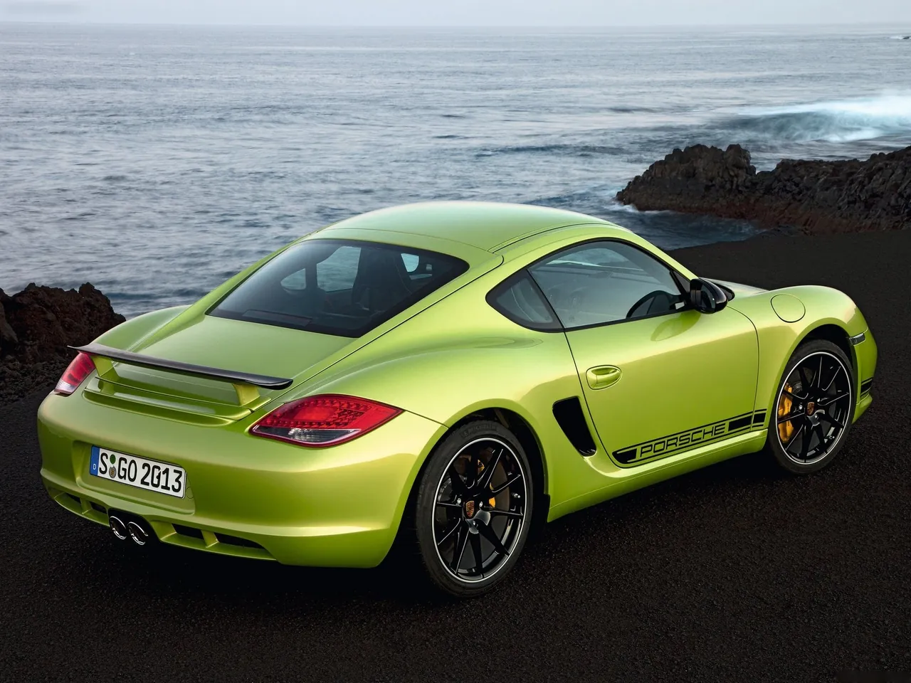 Porsche Cayman R (2011) – zadní tříčtvrteční pohled