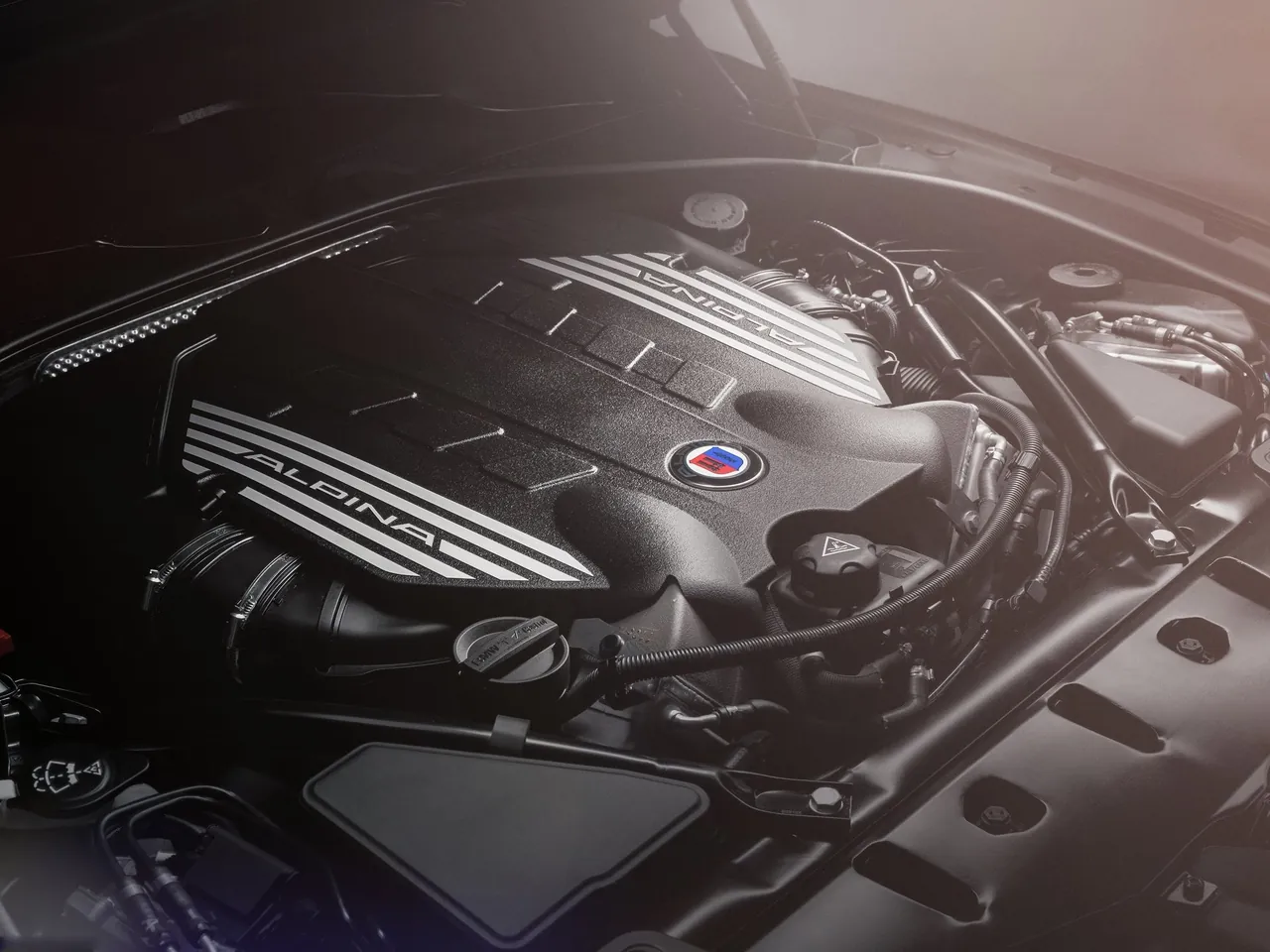 Alpina BMW B6 Bi-Turbo Gran Coupe (2014) – motorový prostor