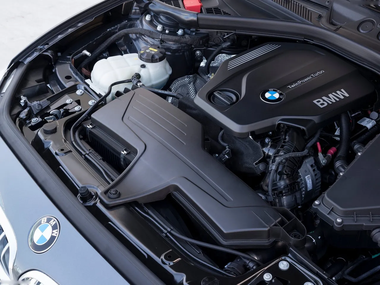 BMW 1-Series Urban Line (2016) – motorový prostor