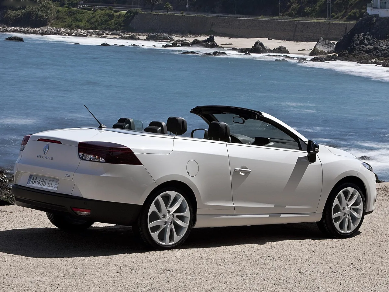Renault Megane Coupe-Cabriolet (2011) – zadní tříčtvrteční pohled