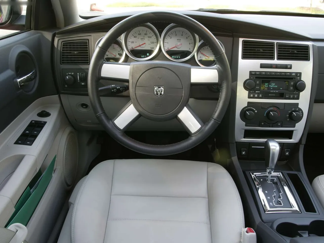 Dodge Charger SXT (2006) – interiér