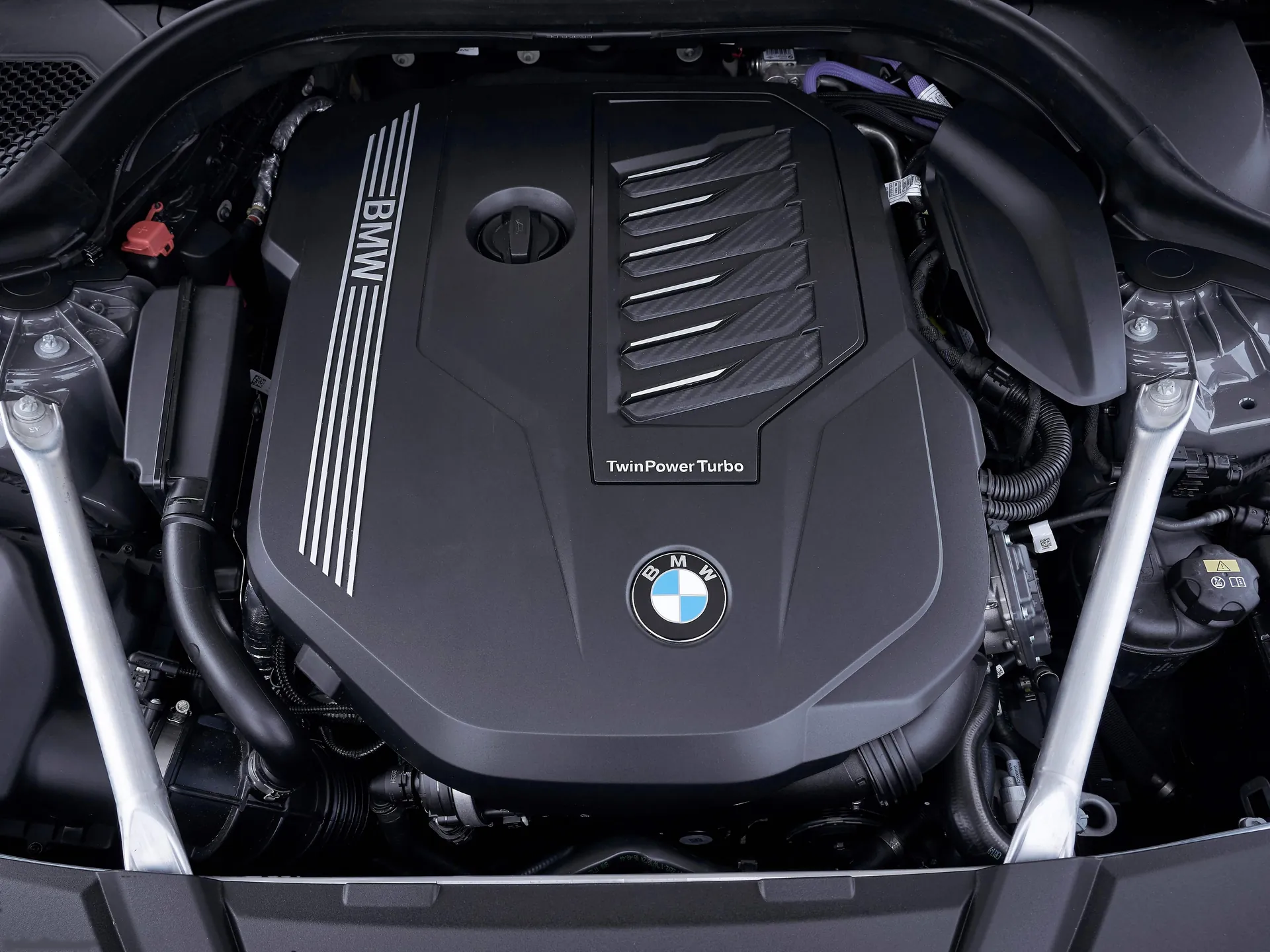 BMW 6-Series Gran Turismo (2021) – motorový prostor