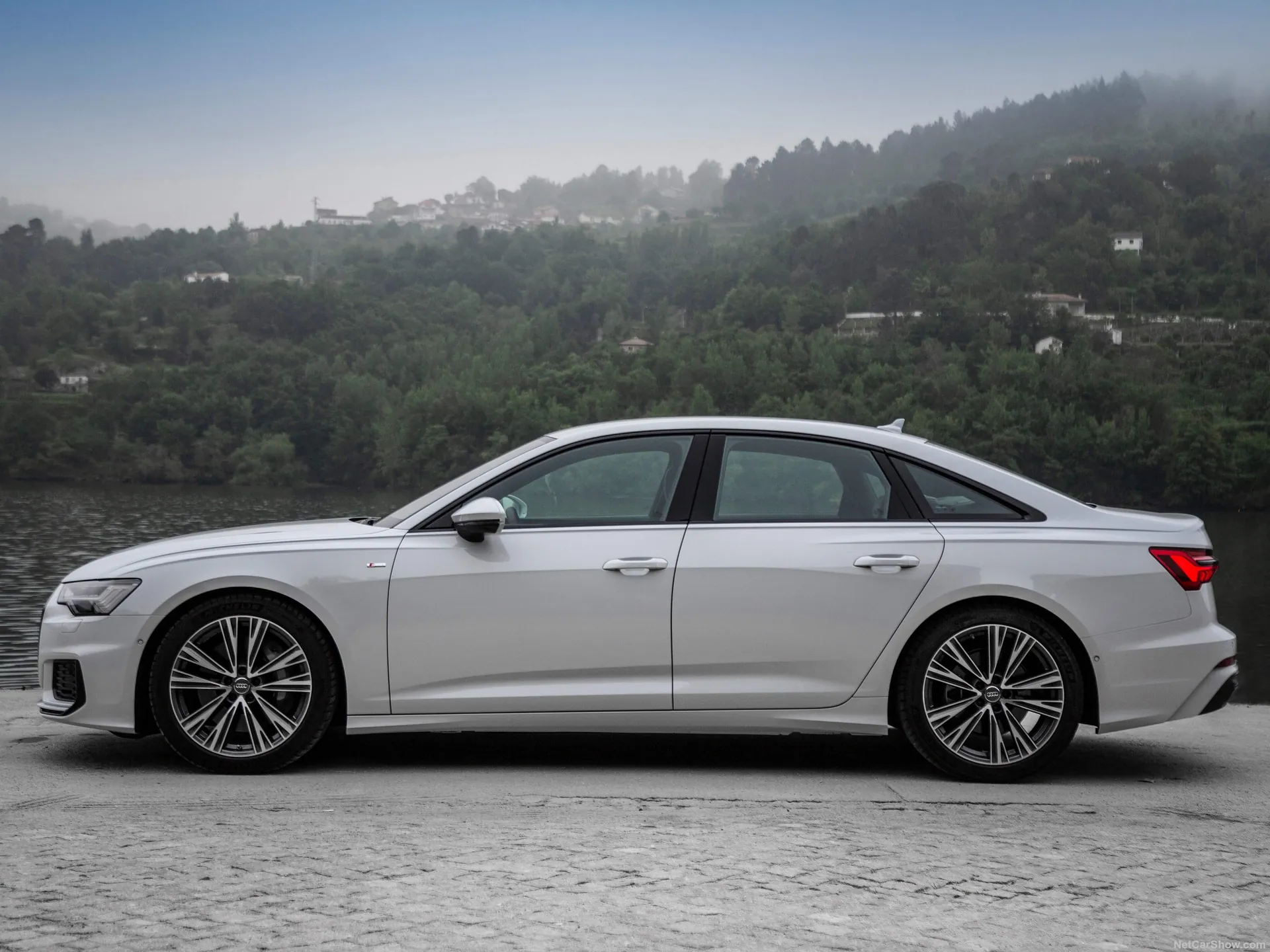 Audi A6 (2019) – boční profil