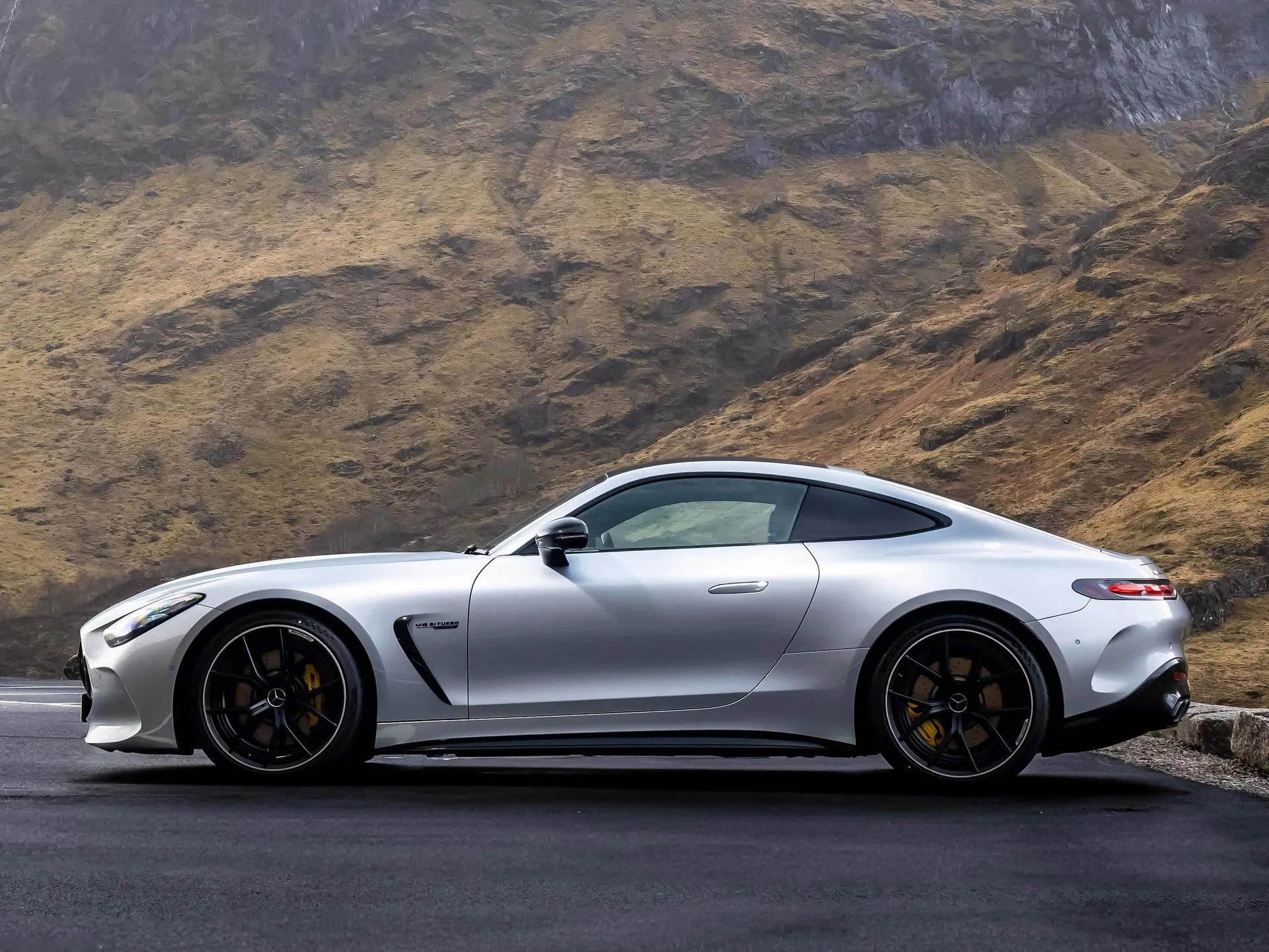 Mercedes-Benz AMG GT63 [UK] (2024) – boční profil