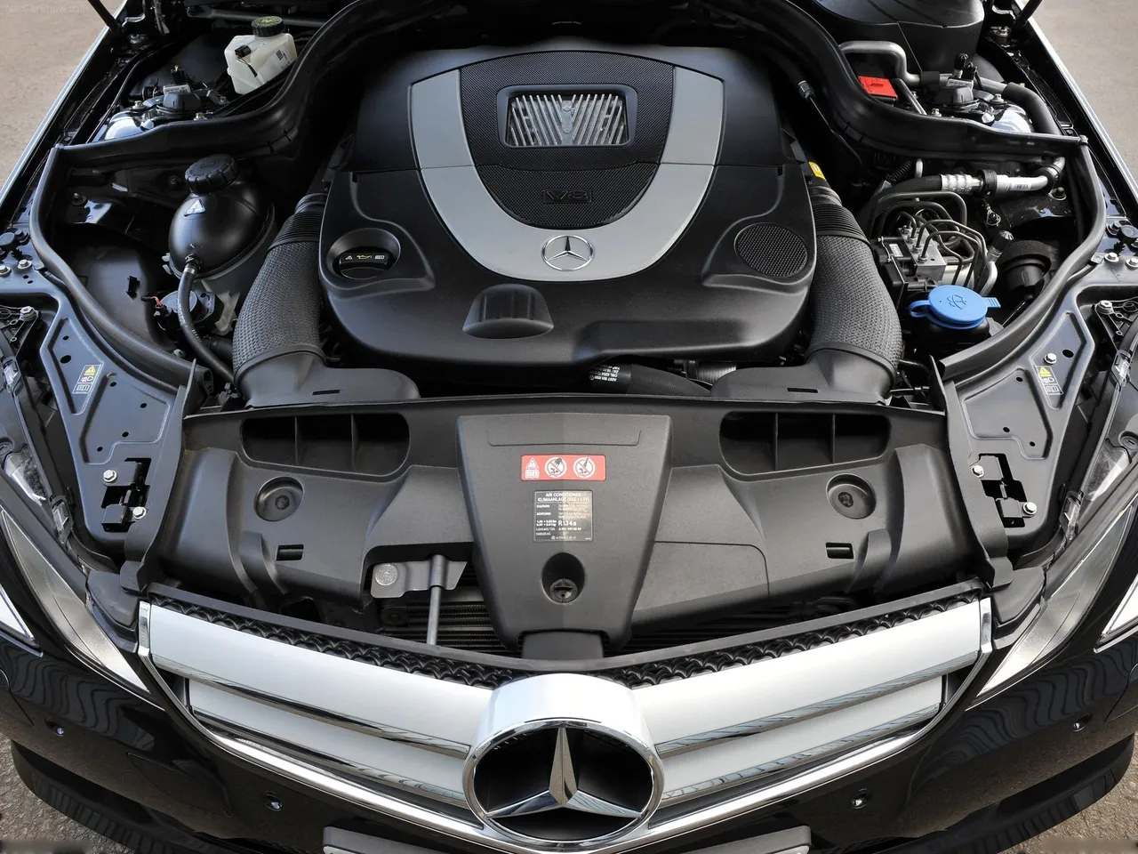 Mercedes-Benz E-Class Coupe [UK] (2010) - Engine Bay