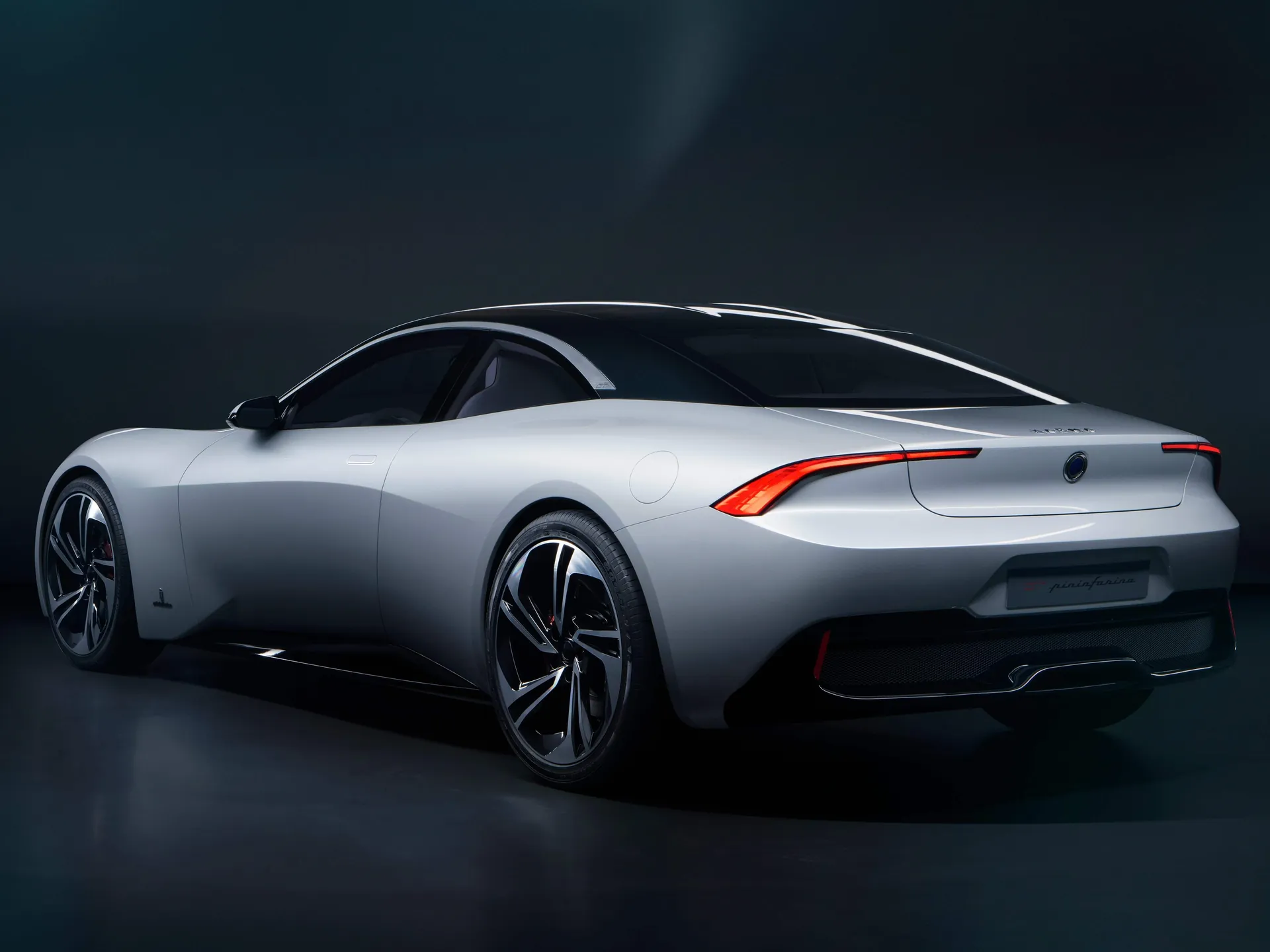 Karma GT by Pininfarina Concept (2019) – zadní tříčtvrteční pohled