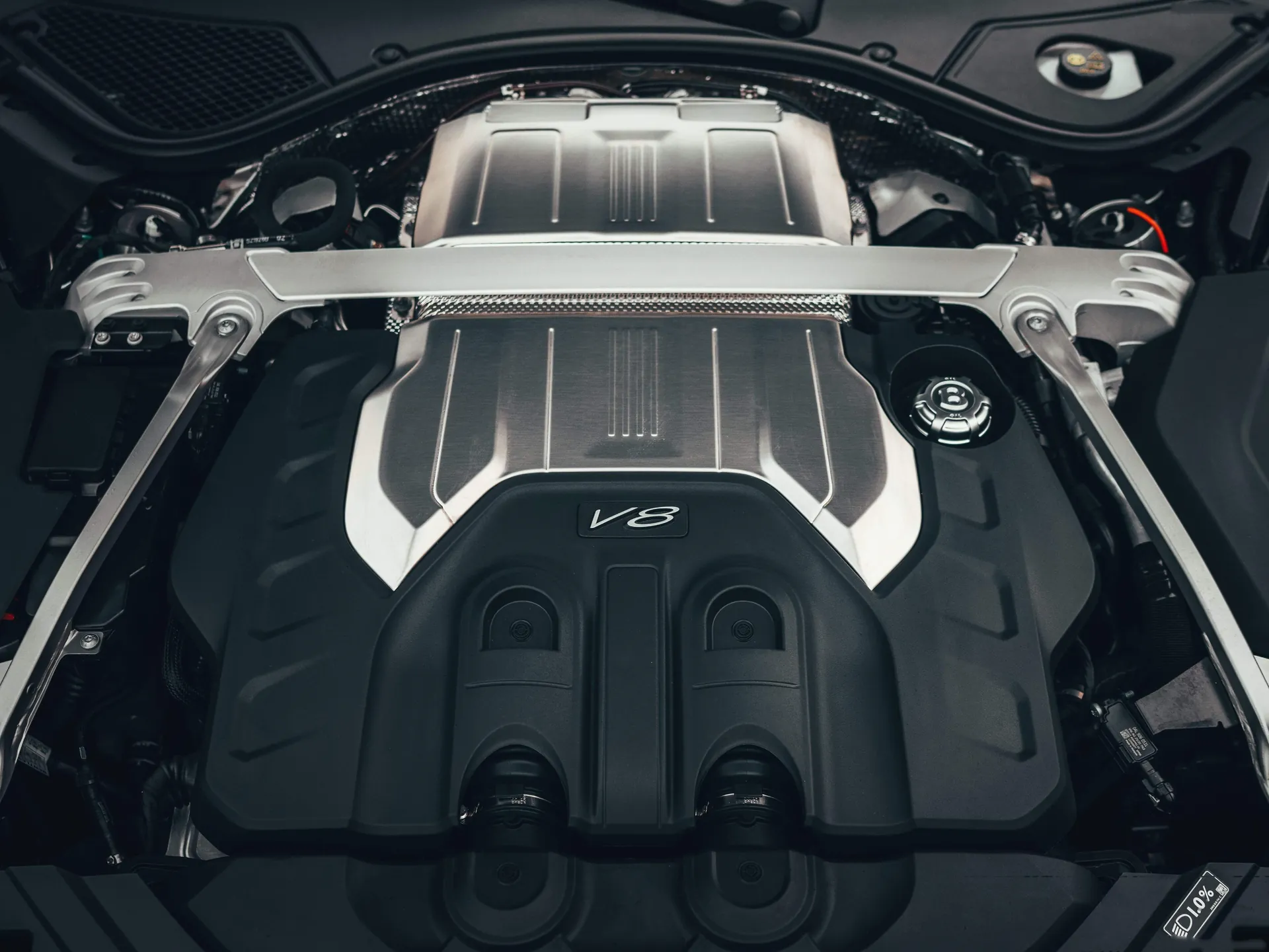 Bentley Flying Spur V8 (2021) – motorový prostor