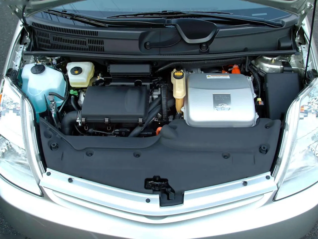 Toyota Prius (2004) - Engine Bay