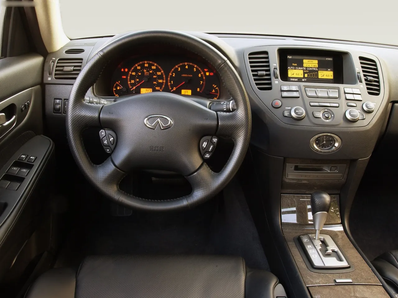 Infiniti M45 (2003) – interiér