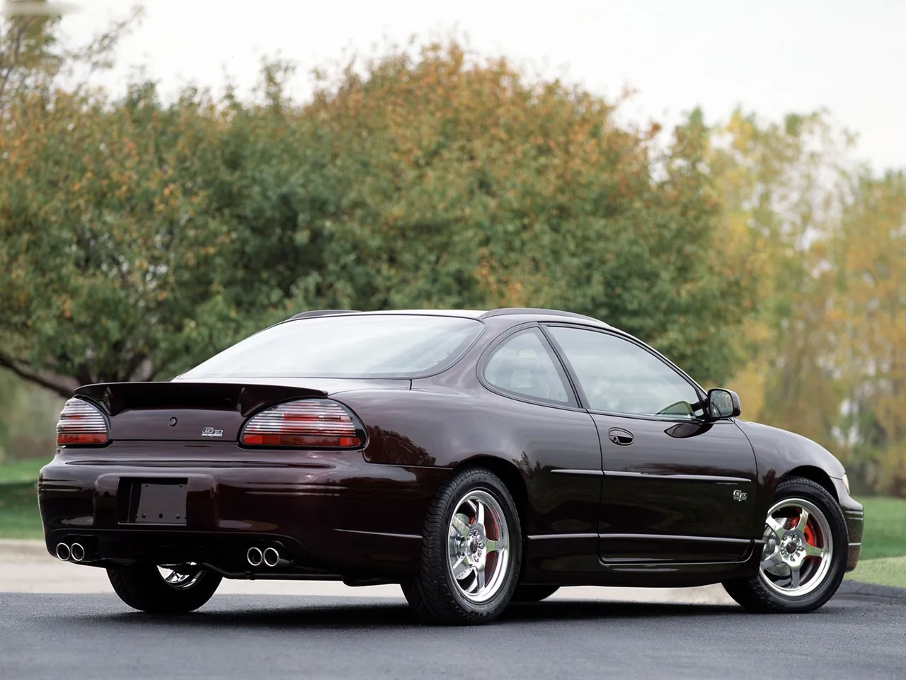 Pontiac Grand Prix (2001) – zadní tříčtvrteční pohled