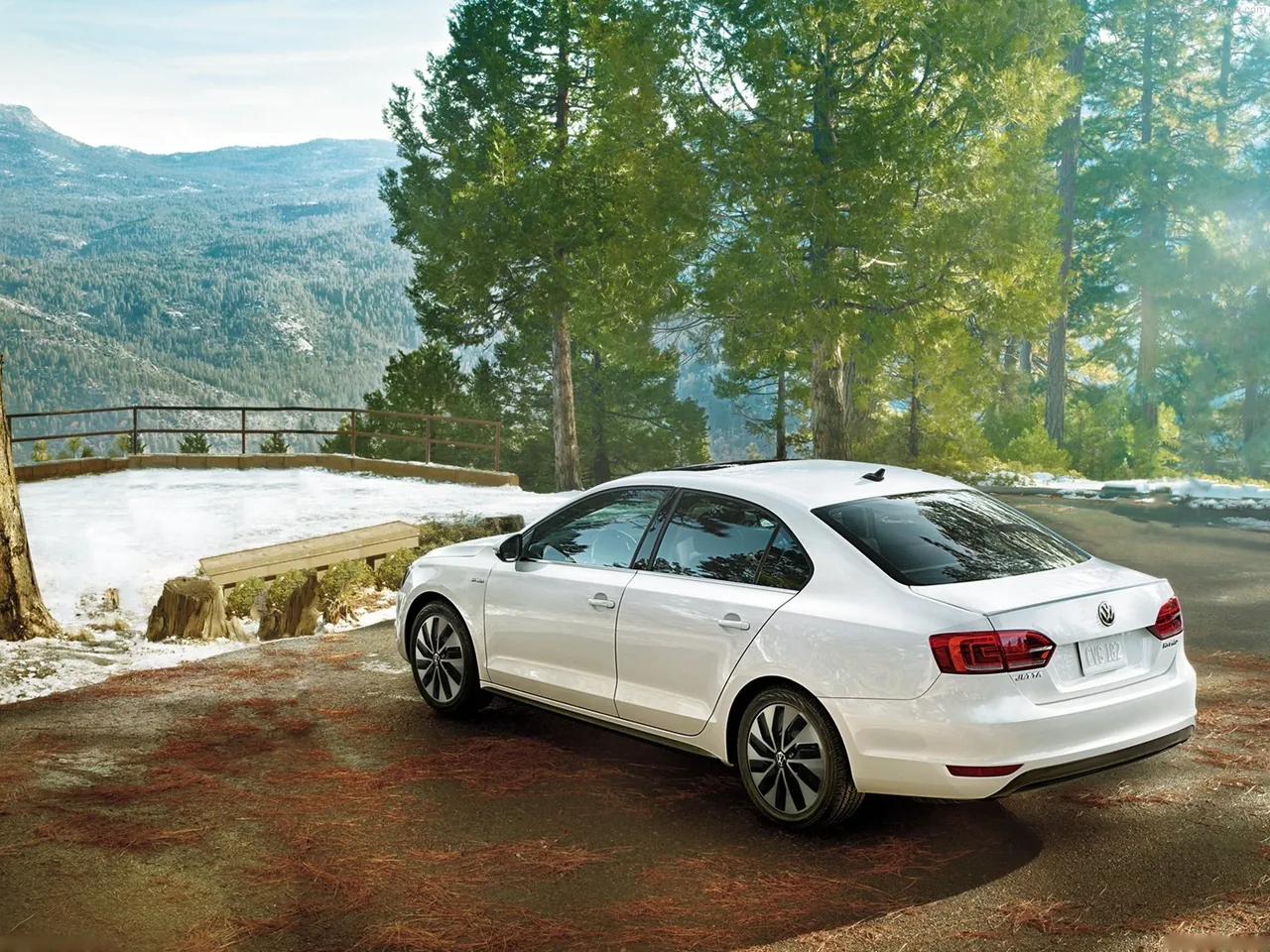 Volkswagen Jetta Hybrid (2013) - Rear Three-Quarter