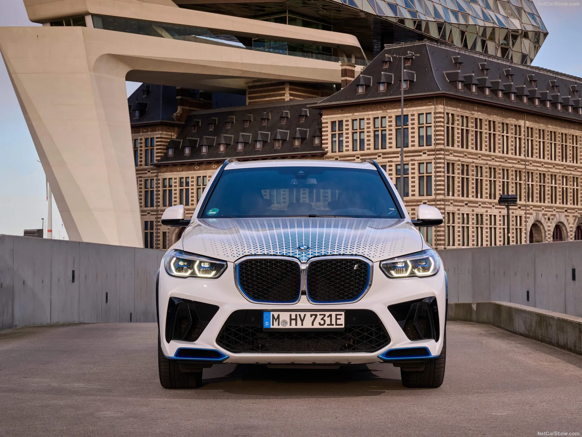 BMW iX5 Hydrogen Concept (2023) – zepředu