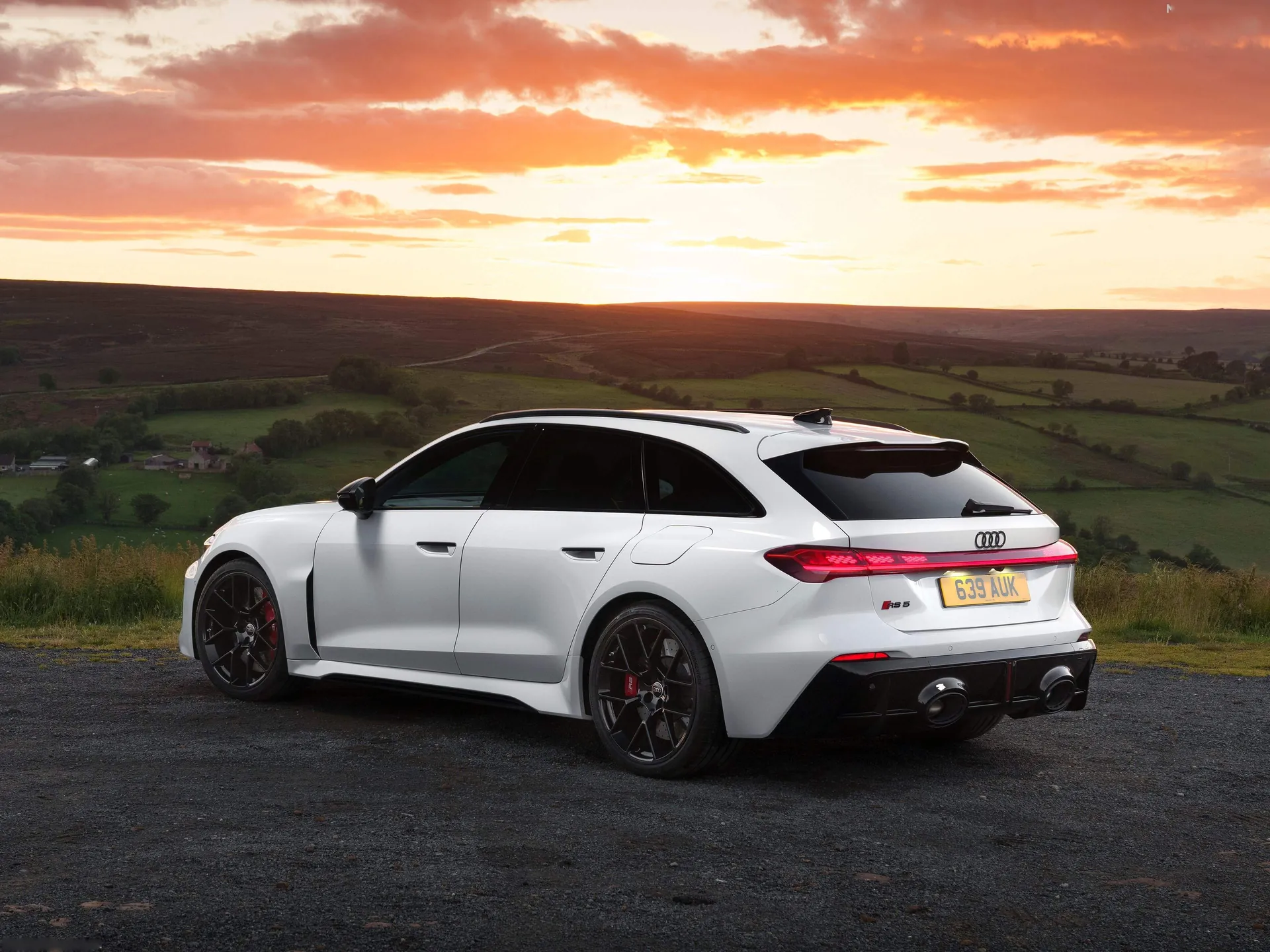 Audi RS5 Avant [UK] (2027) – zadní tříčtvrteční pohled