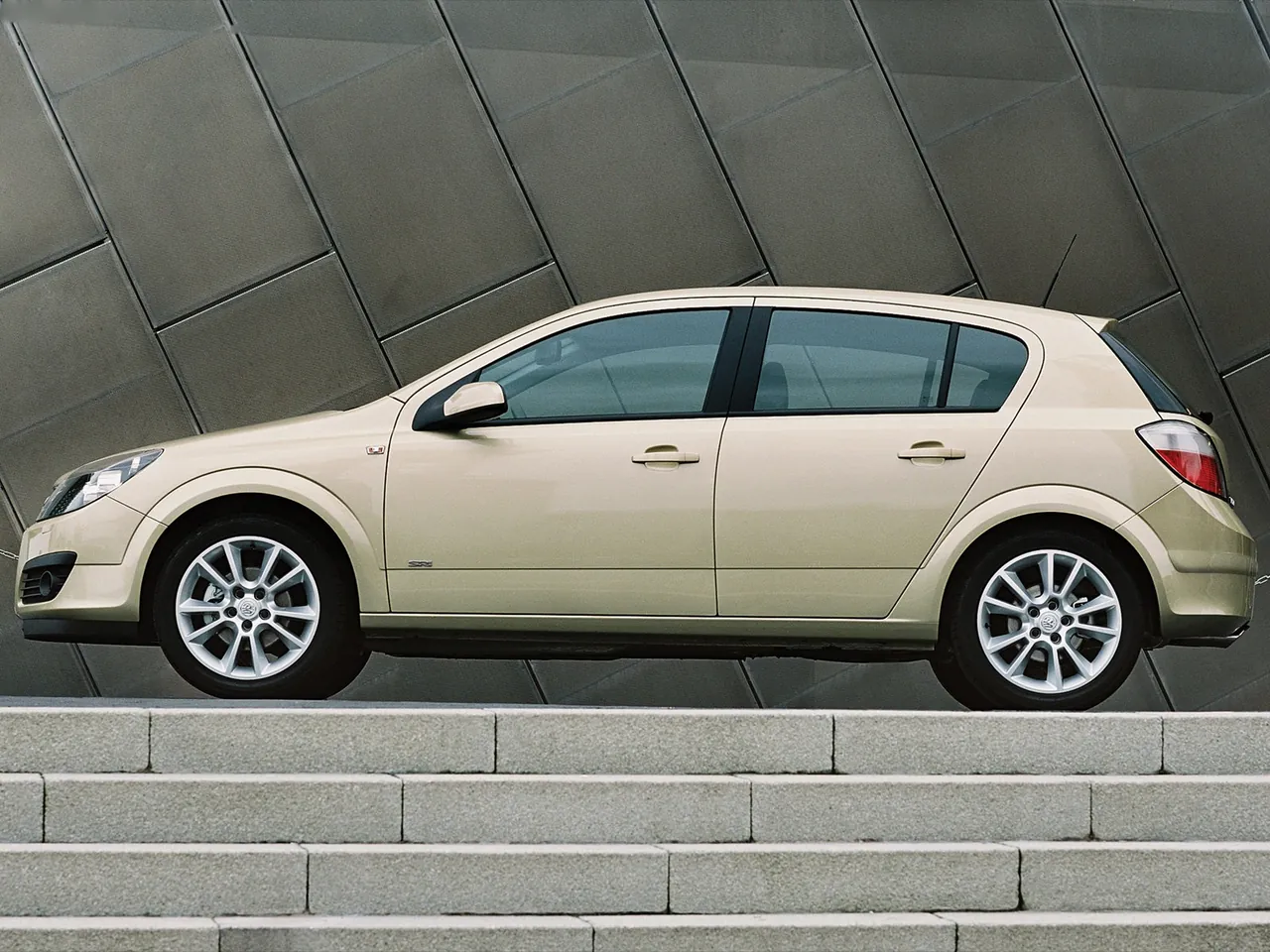 Vauxhall Astra 5-door (2005) – boční profil