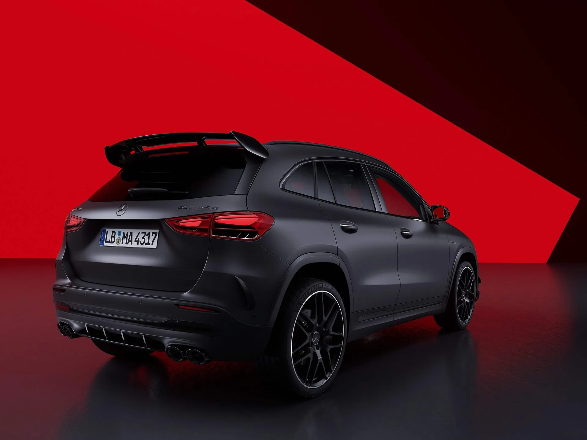 Mercedes-Benz GLA45 S AMG (2024) – zadní tříčtvrteční pohled