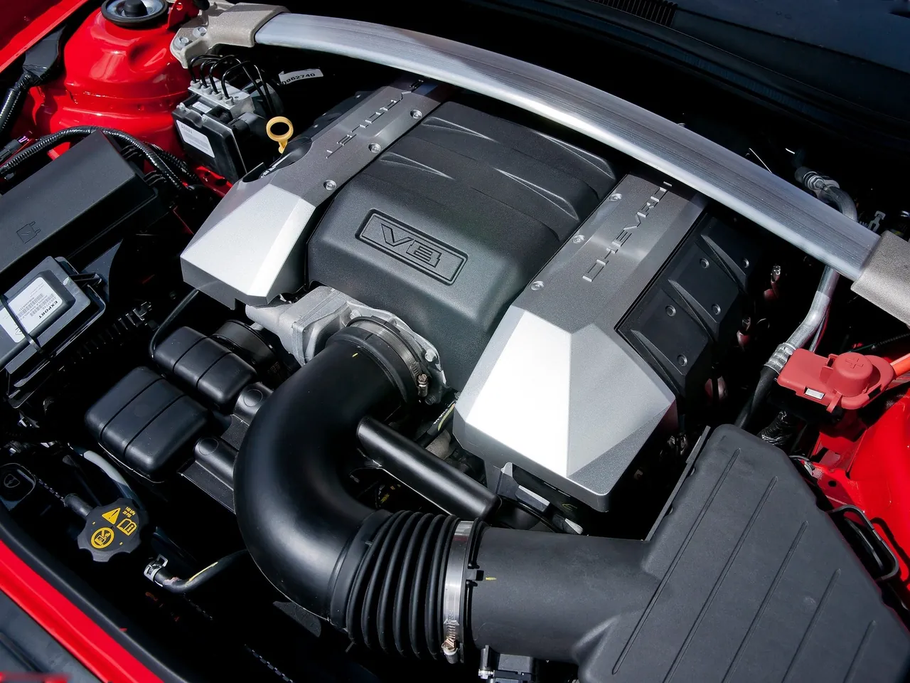 Chevrolet Camaro Convertible [EU] (2012) – motorový prostor