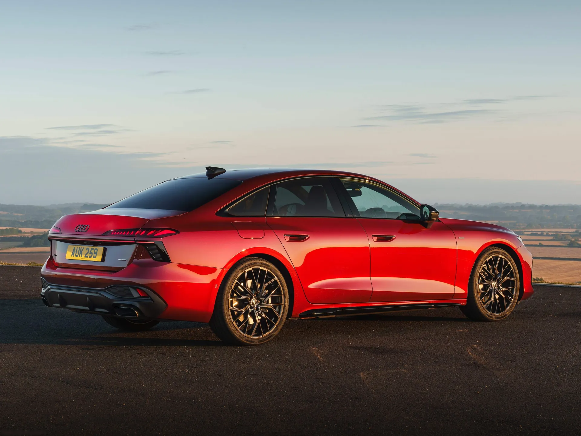 Audi A6 Saloon e-hybrid quattro [UK] (2026) – zadní tříčtvrteční pohled