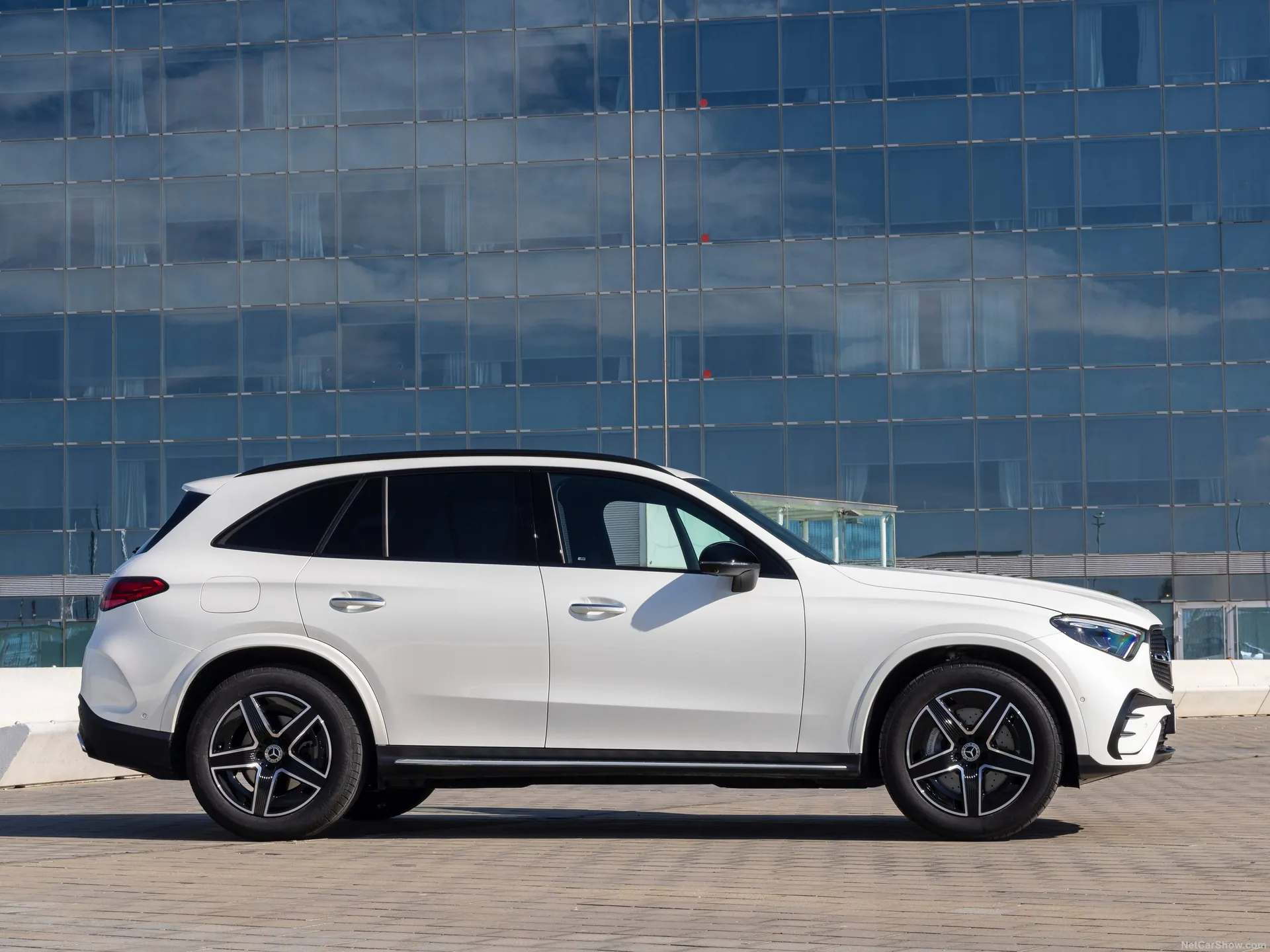 Mercedes-Benz GLC (2023) – boční profil