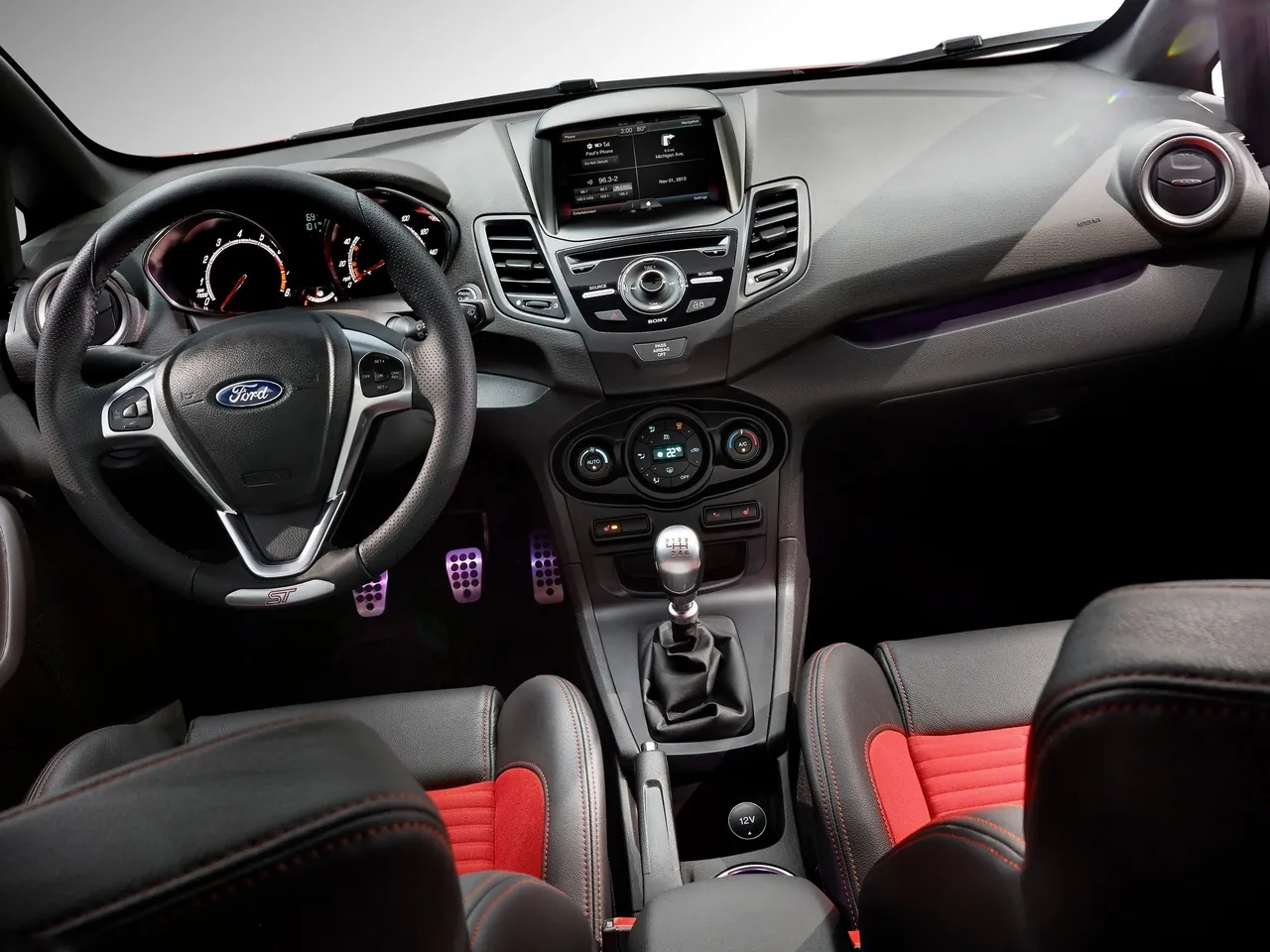 Ford Fiesta ST (2014) – interiér