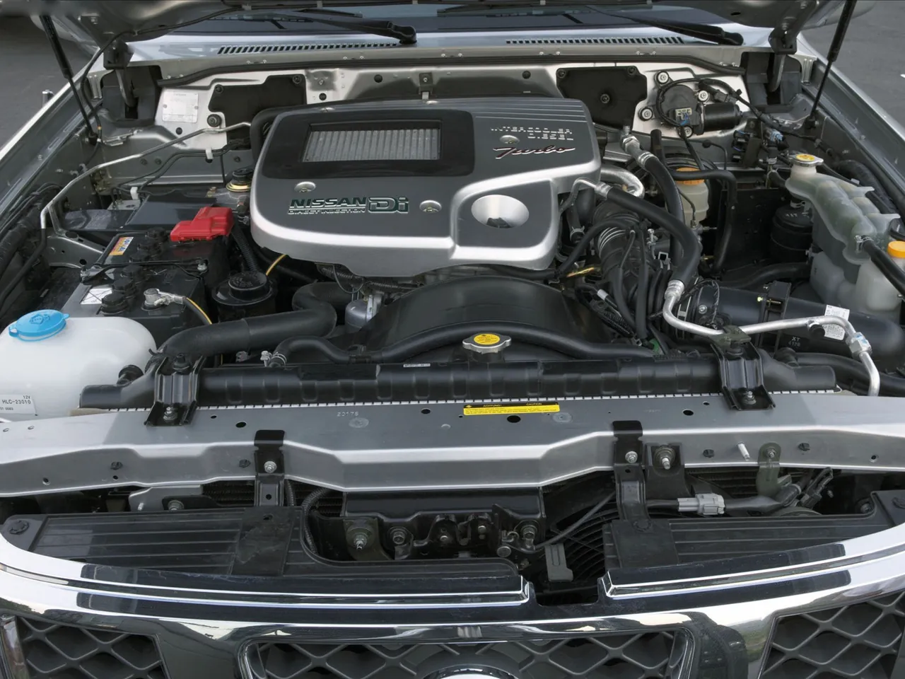 Nissan Patrol (2005) – motorový prostor
