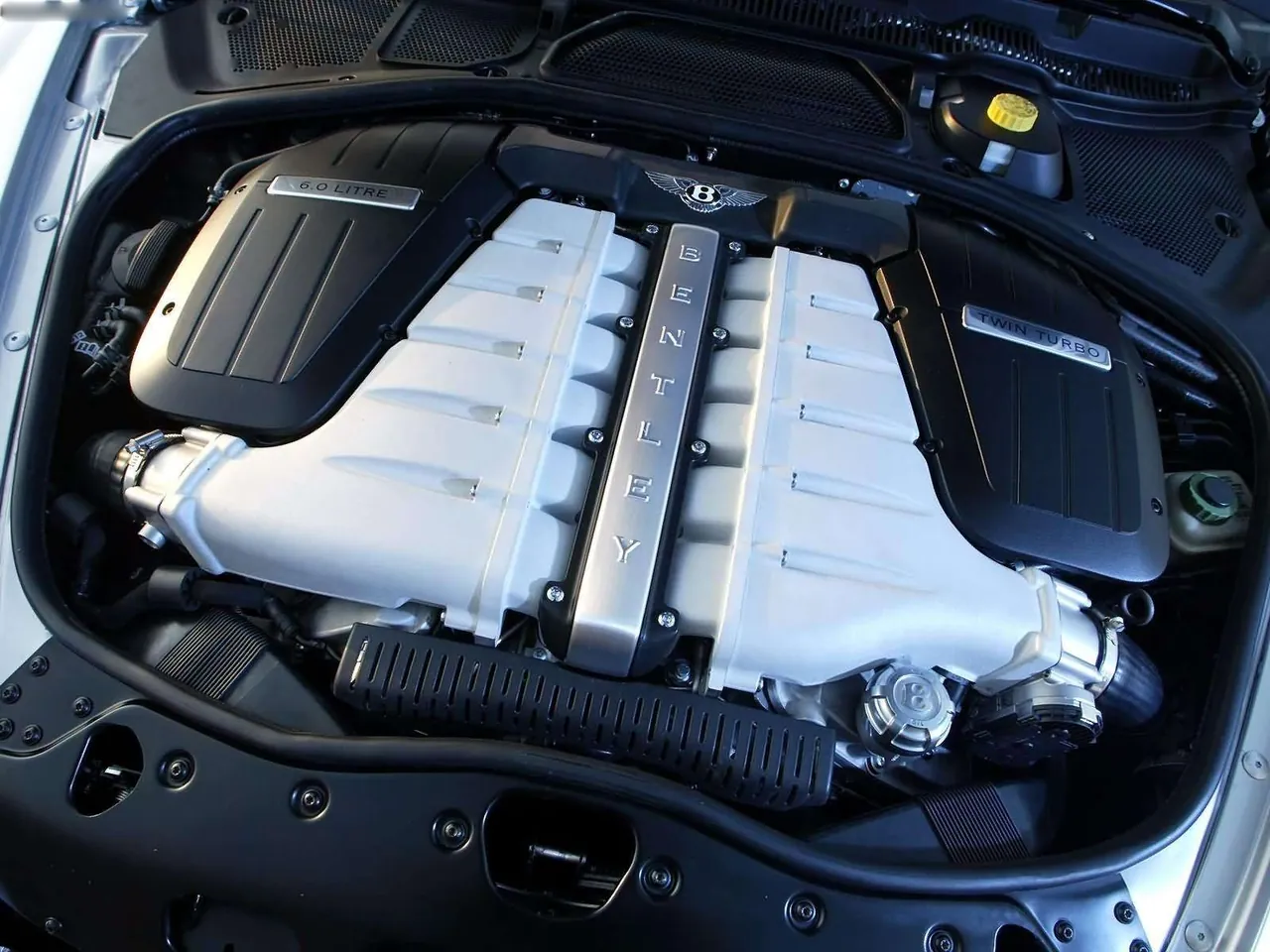 Bentley Continental GT (2003) – motorový prostor